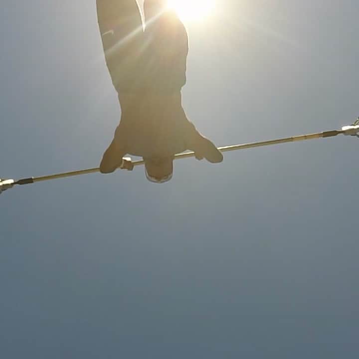 ラファエル・ホルツデッペのインスタグラム：「Up in the air! #air #training #sunnyday」