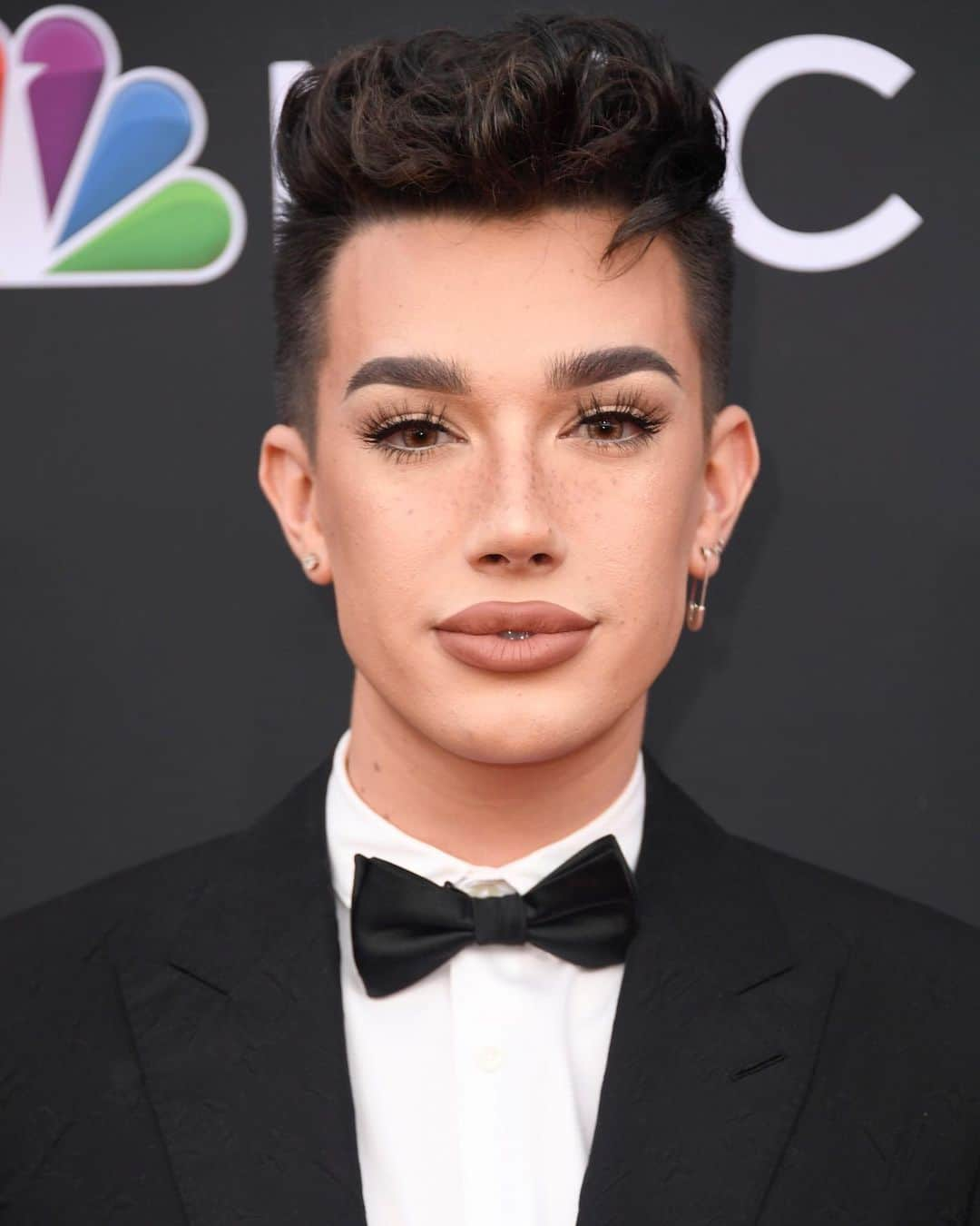 Just Jaredさんのインスタグラム写真 - (Just JaredInstagram)「Some big name celebs have unfollowed James Charles amid the recent drama. Click the LINK IN BIO to see who no longer follows the YouTube beauty guru.  #JamesCharles Photo: Getty」5月13日 23時57分 - justjared