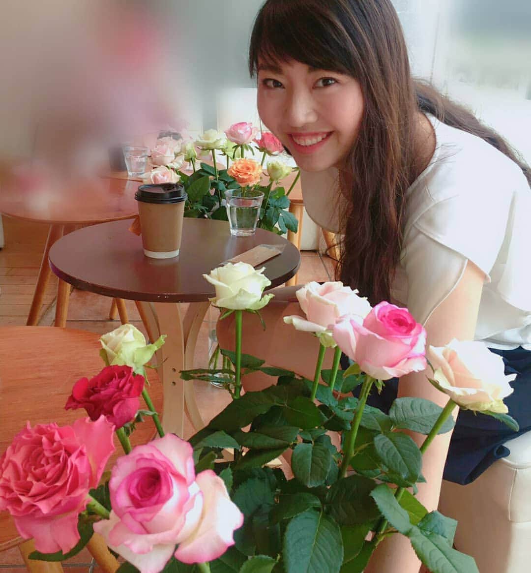 七海ひろこさんのインスタグラム写真 - (七海ひろこInstagram)「GINZA BOOK CAFEにて、伊勢の"神様のバラ"と共に。ほんとうに美しく麗しく、感動でした。お集まりくださった皆さまも、ほんとうにありがとうございました🌹 明日5月14日は、神様に会える。 #花が好き #バラ #バラの花束 #神様のバラ #伊勢 #銀座カフェ #ginzabookcafe」5月14日 0時07分 - nanamihiroko_