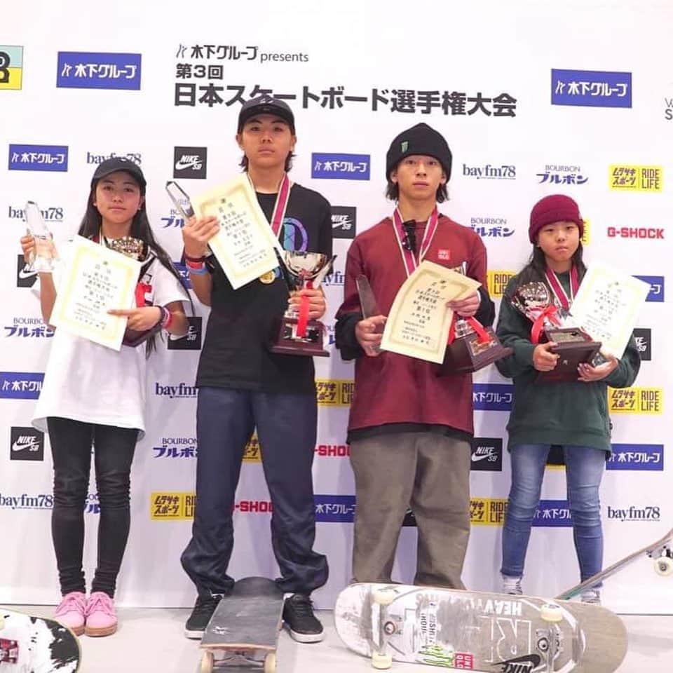 のインスタグラム：「第3回日本スケートボード選手権に出場しました。 ストリート女子クラスで優勝することができ、今年度も強化指定選手に選んでいただきました。 お世話になった菅原家の皆さん、@uloskateとユーロ君パパ、店長、テッチ本当にありがとうございました。 あと、FISE広島2位でした。 誘ってくれた @hina__maeda 、前田家の皆さんお世話になりました。本当にありがとうこざいました。 また、ヒナパーに行きたいです。 #ムラサキスポーツイオンモール高岡店RIDER#2019jrsfスケートボード強化指定選手#girlsskate#skateboard #skatebording #skater#skatelife #skate#sk8」