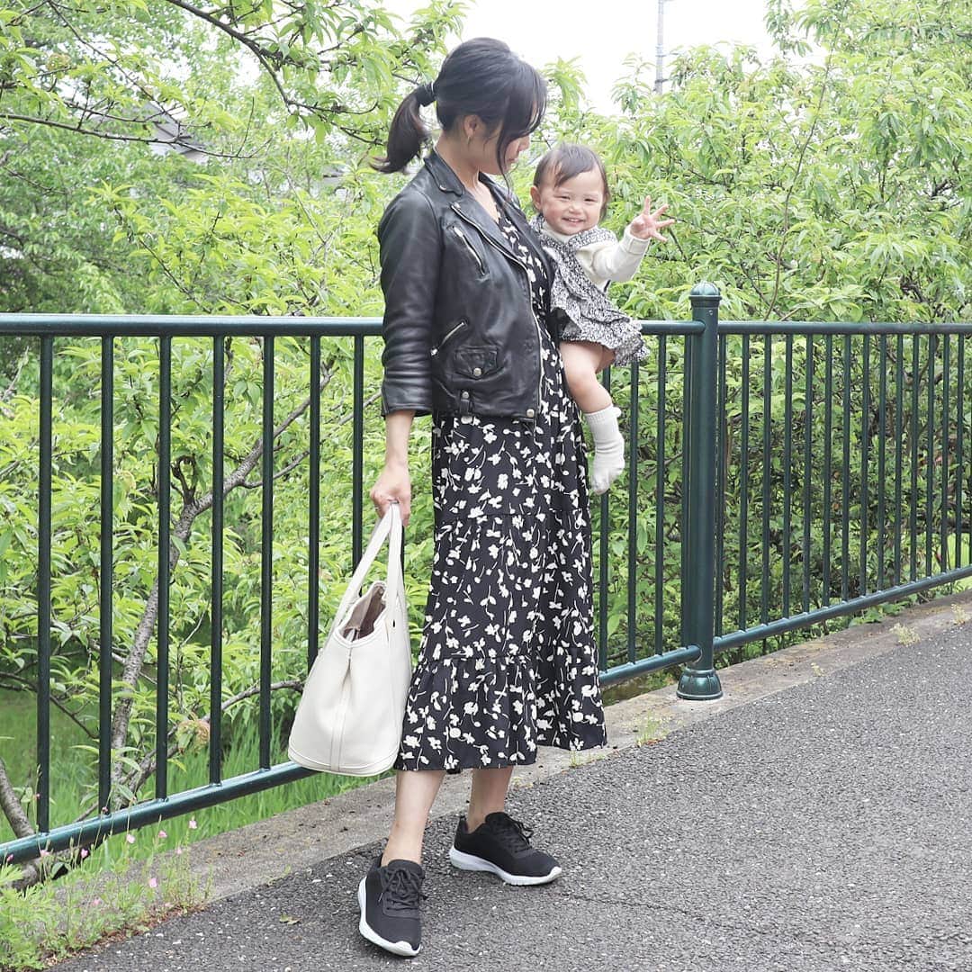 Eri Satoのインスタグラム：「ivory×blackリンクコーデ  jacket: @blancbasque one-piece: @mayblue_jp bag: @kalie_official shoes: @outletshoes_official · 12日は結婚式を挙げた日だったので 今日は旦那が休みを取ってくれて 娘と3人で吉祥寺へお出掛けしてきました 久しぶりに #ピッツェリアgg のピザ食べた～😋美味しかった🍕 · スニーカーは @outletshoes_official のもの。 すっごく軽くて通気性が良い！ サイズ豊富で家族でお揃いでも履けちゃうよ✨ blogにも書いてますので @satoeri626 のトップのURLからチェックしてみてね👀 · #mamagirl#locari#コーディネート#ママコーデ#ママファッション #プチプラ#プチプラコーデ #親子リンクコーデ#親子リンクコーデ愛好家#親子#モノトーン#白黒#スニーカー#スニーカーコーデ#ワンピース#l4like#outfit#coordinate  #fashion」
