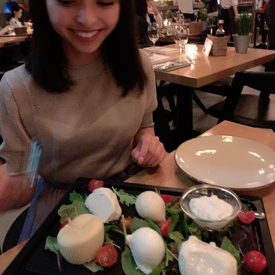 のインスタグラム：「モッツァレラチーズバーにいったよ💖DMでもお店教えて欲しいですっていうリクエストが多かったので投稿します✨✨六本木ヒルズのオービカってところです🧀✨1人で行くぐらい大好き😘基本食べたいものがないんだけどチーズだけは無性に食べたくなる日があるから行ってきた！💖チーズの盛り合わせはぜひ食べて！今は期間限定で究極のピザもあったよ〜🍕ほかのメニューもおいしいよ🥰🥰1人で入りやすい店が少ないけどここならいける笑笑 だから大好きなお店です💖 いってみてね〜！！ #オービカモッツァレラバー #オービカ  #チーズ大好き」