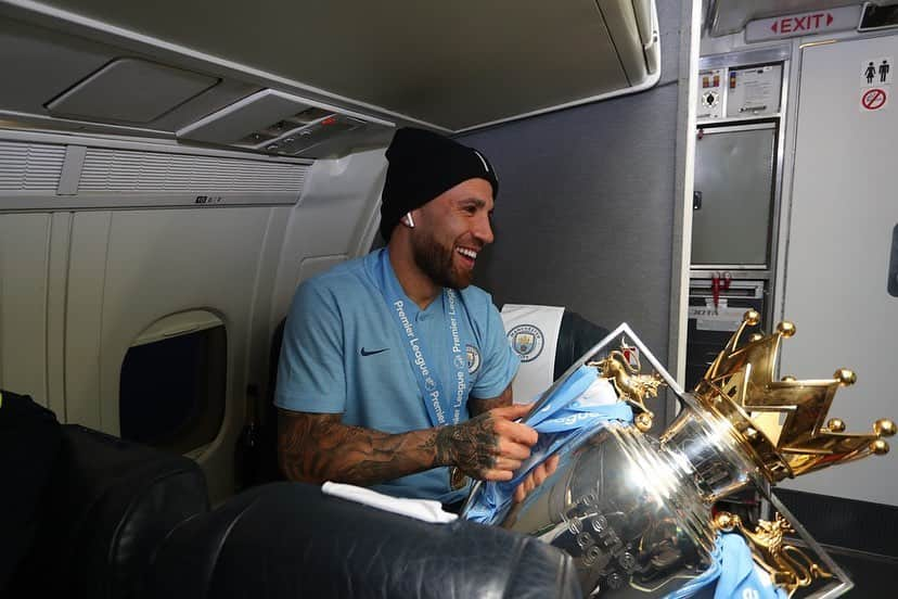 ニコラス・オタメンディさんのインスタグラム写真 - (ニコラス・オタメンディInstagram)「Fue una temporada larga, pero nos volvimos a reencontrar #premierleague 🏆🥇 #mancity #champions」5月14日 0時19分 - nicolasotamendi30