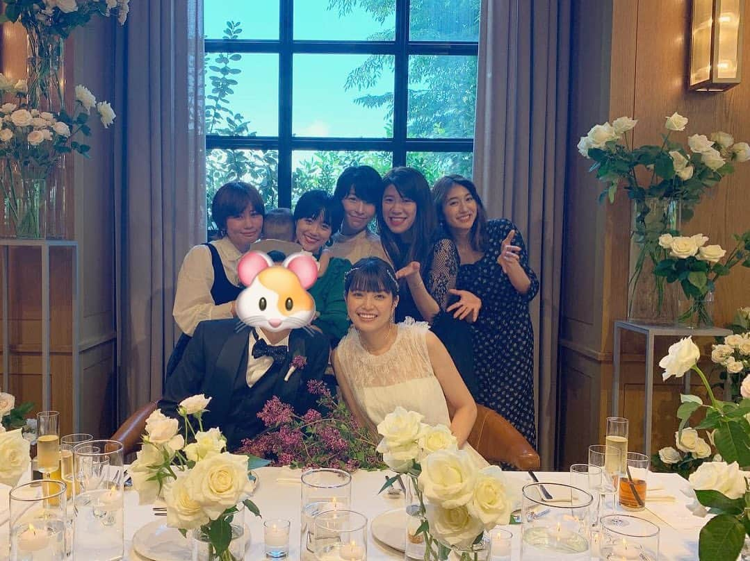 有末麻祐子さんのインスタグラム写真 - (有末麻祐子Instagram)「彩未ちゃんの結婚式💐  彩未ちゃんとは 今までたっっっくさん遊び、おしゃべりをし、笑い、泣き笑いもしw思い出が沢山です☺️旦那さんの須江さんも昔から よく撮影をしてもらっていて ね📸 そんな大好きな2人の 大切な日に 立ち会う事が出来て 幸せな気持ちでいっぱいになりました。 スクリーンで流れた動画の2人の懐かしい写真が出てきて 思い出が走馬灯の様に蘇り 涙が止まらなくなりました。 そして彩未ちゃんが入籍をし、そしてママになり、可愛いベビの愛おしい写真やその2人の日常の写真で涙腺は崩壊。😭 その写真達はもちろん須江さんが撮ったもの。 須江さんが撮った彩未ちゃんが一番可愛いんだよね。  連日の様に会っていた彩未ちゃんは 結婚をし、妻になり、天使のベイビーを産み、ママになり そしてまたモデルとしてもどっきてママと両立している。 一足お先に女性としての階段を登っていて どんどん魅力が増しているな、と この日改めて思いました。 最高に可愛い花嫁で本当に美しかった👰🏻💐 芯が強く、ちょっとお姉さんの彩未ちゃんから教えてもらった事沢山ありました。 意見やアドバイスを求め たっくさん話を聞いてもらいました。  彩未ちゃんと出会い、友達になれて本当によかった😊  これからも末永くお幸せに❣️ そして、これからも 末永くよろしくね😚」5月14日 0時19分 - mayukoarisue