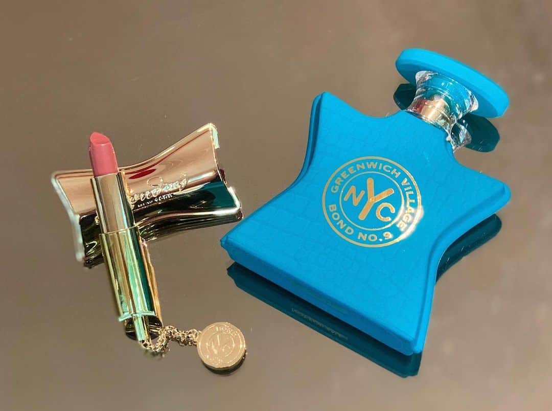 のインスタグラム：「Our best-selling spring scent—Greenwich Village—has been rendered in a neutral lipstick shade encased in a gold keepsake. Available now on bondno9.com!  #bondno9 #bondno9ny #bondno9nylips #redlips #lipstick #makeup #newmakeup #newyork #newyorkcity #nyc #love」