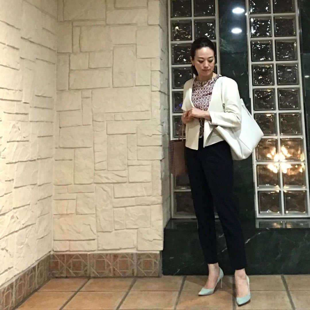 のインスタグラム：「※ Ootd✨ . 久しぶりにコーディネートを。 . . #pants #plst  #tops #chesty #pumps #gianvittorossi  #bag #celine  #fashion #instafashion #ファッション #オフィスコーデ」