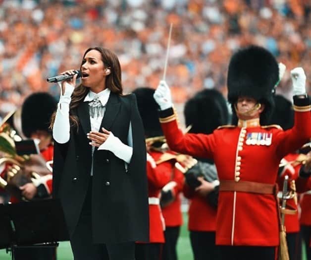 レオナ・ルイスのインスタグラム：「Sang before a footie match a few years ago. Think this was my dads proudest moment 🇬🇧 ⚽️」