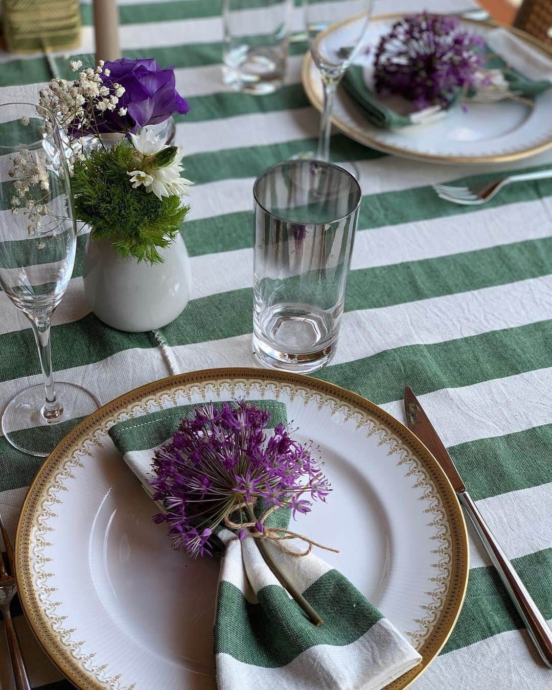 ミシェル・モナハンさんのインスタグラム写真 - (ミシェル・モナハンInstagram)「I love to host and setting the table this Mother’s Day was particularly special for me. I was able to use my late mother-in-law’s china, my mom’s glassware and lastly, gorgeous linens from fellow mom @heathertaylorhome. It brought me great joy to have a table dedicated to the women who have given me the greatest gift I’ll ever know. #family #love #tradition 💜💫🌿 #mondaymood」5月14日 0時39分 - michellemonaghan