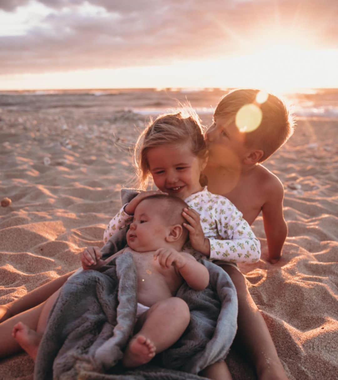 Amber Fillerup Clarkさんのインスタグラム写真 - (Amber Fillerup ClarkInstagram)「From sunset last night 💓 I’m a day late but I love love love being their mama! From these pretty moments to all of the messy ones in between I just love them always! Hope everyone had a good Mother’s Day!」5月14日 0時45分 - amberfillerup