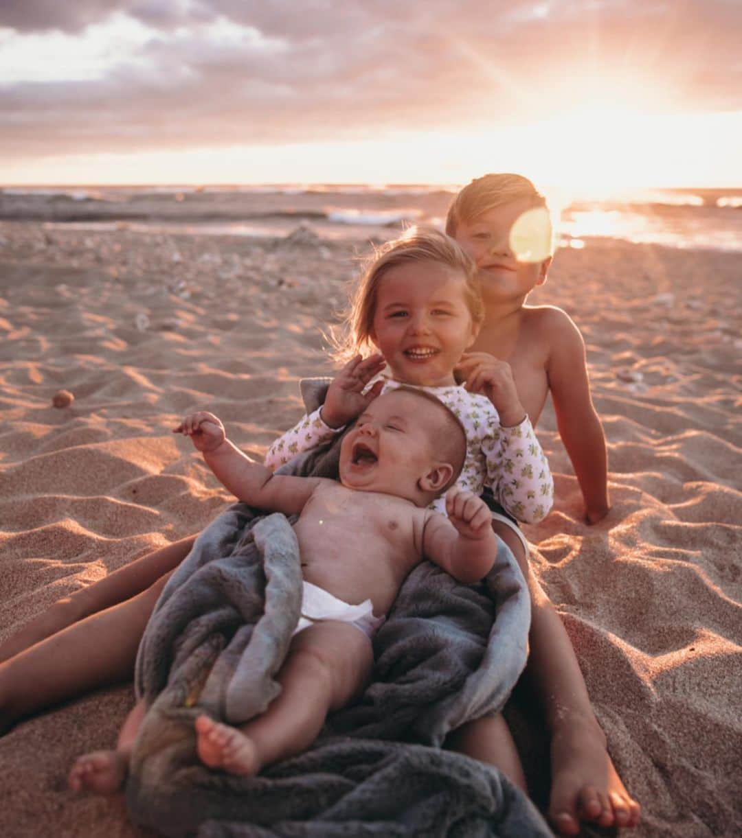 Amber Fillerup Clarkさんのインスタグラム写真 - (Amber Fillerup ClarkInstagram)「From sunset last night 💓 I’m a day late but I love love love being their mama! From these pretty moments to all of the messy ones in between I just love them always! Hope everyone had a good Mother’s Day!」5月14日 0時45分 - amberfillerup