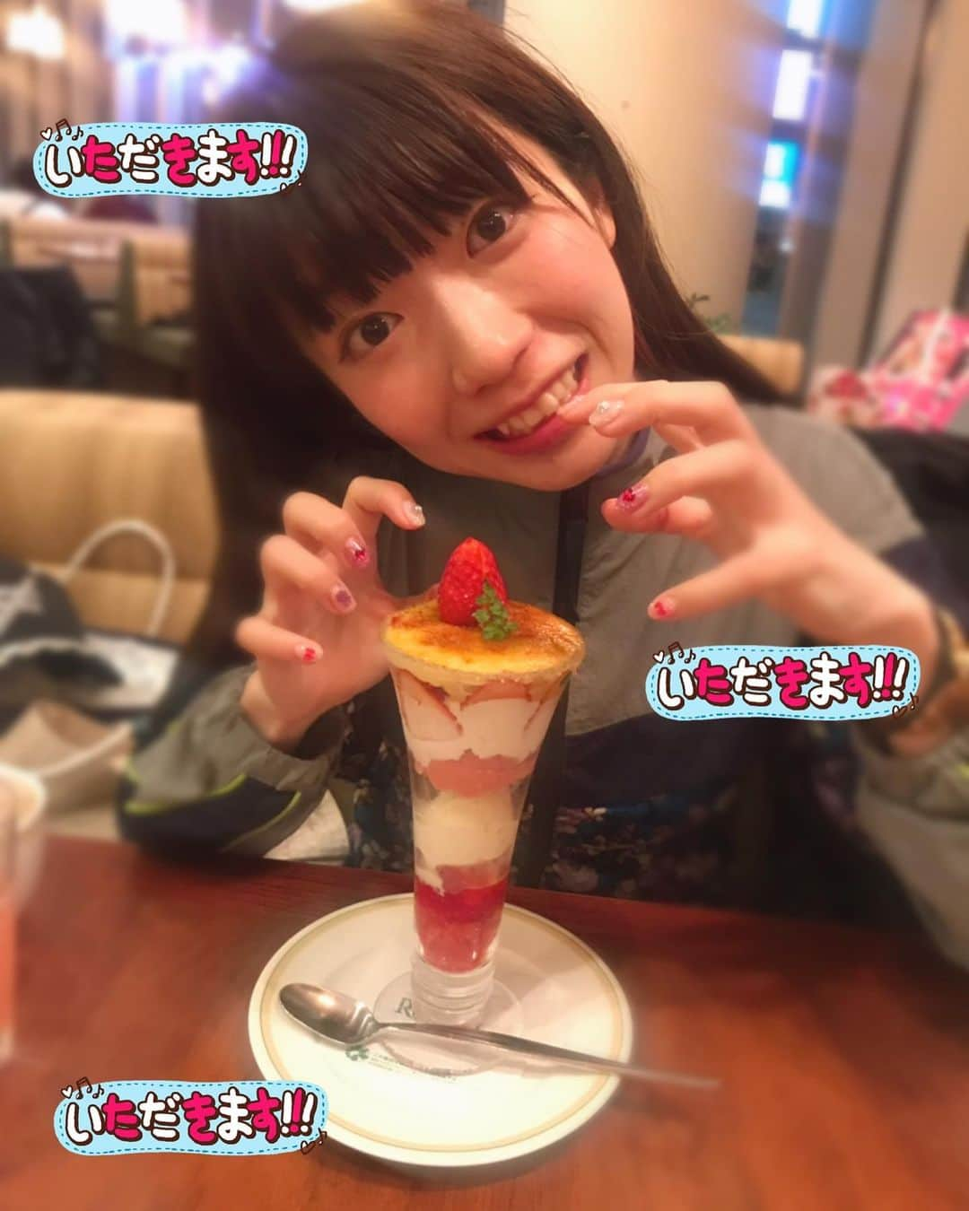 ぱいぱいでか美さんのインスタグラム写真 - (ぱいぱいでか美Instagram)「ロイホのパフェ10枚たまった。。。 (時系列バラバラ) ꙳ #ロイヤルホスト #苺のブリュレパフェ #パフェ ꙳ 大大大好きなロイホの苺のブリュレパフェが多分そろそろ終わるっぽいなー！ ぎゃーーーー！ 毎年美味しいと評判のロイホの苺パフェですがほんとに美味しくて今年めちゃくちゃハマっちゃって 周りの人にもヲタクにもすすめまくって 友達とも食べに行ったし一人でも食べに行きまくった… (一人なので自撮りコソコソ撮った) 先日10回目の苺のブリュレパフェを食べましたので 記念に投稿します。 終わる前にもう一回行きたいなー！」5月14日 0時55分 - paipaidekami