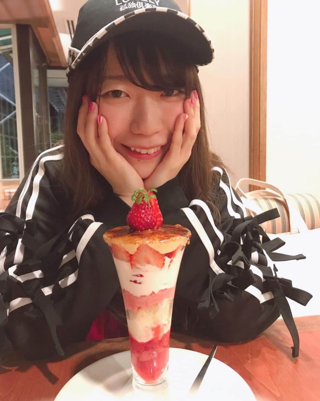 ぱいぱいでか美のインスタグラム：「ロイホのパフェ10枚たまった。。。 (時系列バラバラ) ꙳ #ロイヤルホスト #苺のブリュレパフェ #パフェ ꙳ 大大大好きなロイホの苺のブリュレパフェが多分そろそろ終わるっぽいなー！ ぎゃーーーー！ 毎年美味しいと評判のロイホの苺パフェですがほんとに美味しくて今年めちゃくちゃハマっちゃって 周りの人にもヲタクにもすすめまくって 友達とも食べに行ったし一人でも食べに行きまくった… (一人なので自撮りコソコソ撮った) 先日10回目の苺のブリュレパフェを食べましたので 記念に投稿します。 終わる前にもう一回行きたいなー！」