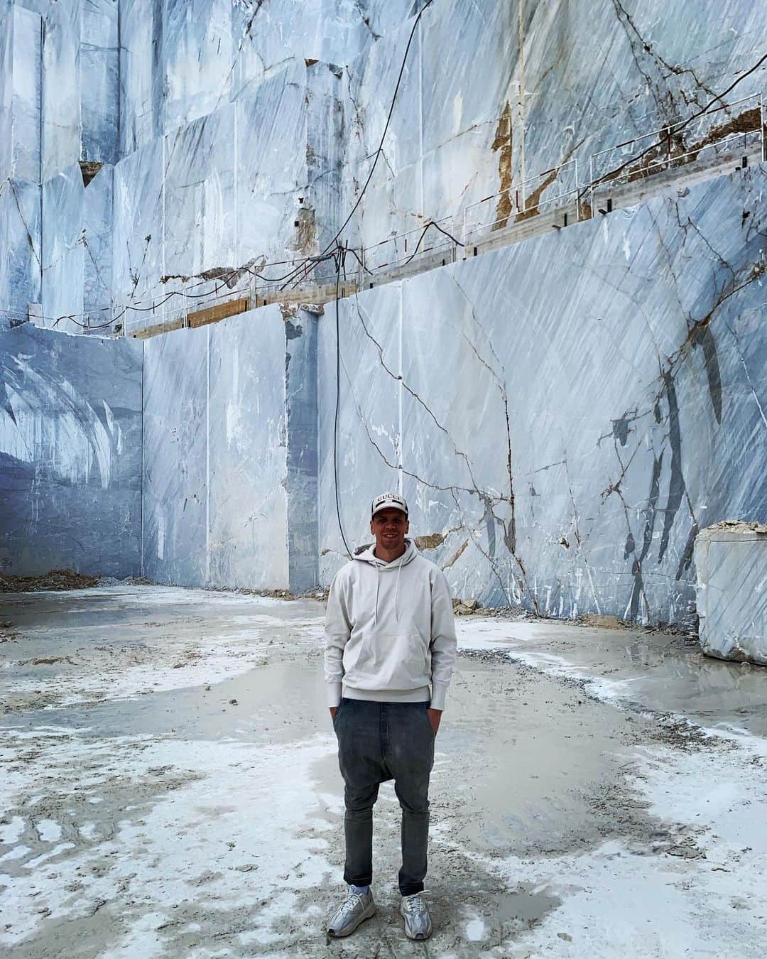 ヴォイチェフ・シュチェスニーのインスタグラム：「Visited an incredible marble quarry in Carrara today. Seriously breathtaking! 🔝🔝🔝」
