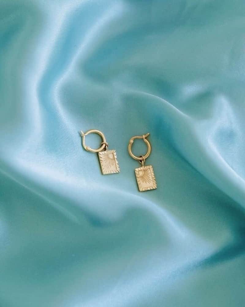 Estée Lalondeのインスタグラム：「Stunning photo of the @daisy_jewellery Rising Sun Frame Charm Earrings ✨ by @audreyhubert (psst there’s also a matching ring and necklace 😍) #esteelalondeXdaisy #ELwears」
