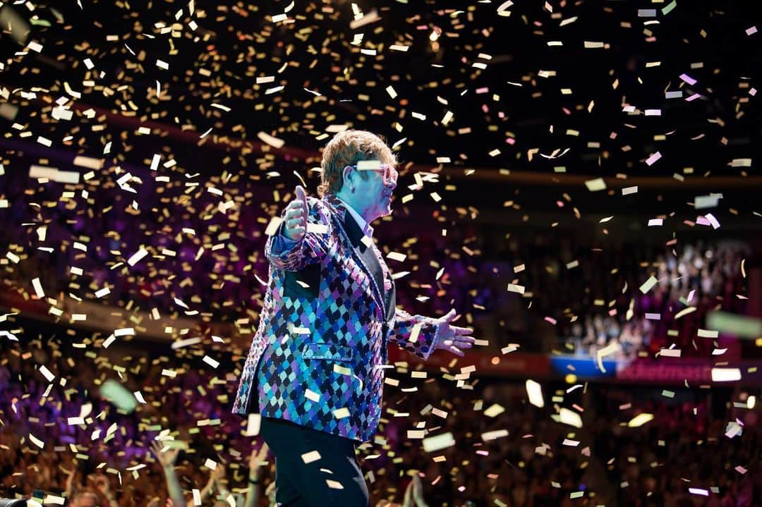 エルトン・ジョンさんのインスタグラム写真 - (エルトン・ジョンInstagram)「Germany 🇩🇪 Poland 🇵🇱 Czech Republic 🇨🇿 Thanks for some brilliant nights!! #EltonFarewellTour #tourdiary 📷: @bengibsonphoto」5月14日 0時58分 - eltonjohn