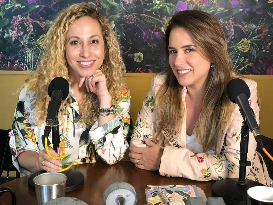 Erika De La Vegaさんのインスタグラム写真 - (Erika De La VegaInstagram)「En el episodio anterior de #EnDefensaPropiaByErika aproveché para conversar con @JeannetteKaplun.  Es periodista, presentadora de TV, escritora y fue una de las primeras blogueras latinas, imagínense que está blogueando desde el año 99.  Su contenido es súper amplio desde belleza hasta el balance entre la familia y el trabajo.  Jeannette nos cuenta cómo le tocó recomenzar en el mundo digital con @hispanaglobal  Suscríbanse al podcast en cualquiera de las plataformas que lo escuchen #Spotify #iTunes #iVoox #GooglePlay o si les gusta más verlo, está también en #YouTube  Producción: @pelicarmona Edición: @aemorantes Música original: @epararrayos Espacios: @wework Brickell City Center  #ErikaDeLaVega #Podcast #PodcastEnEspañol」5月14日 0時58分 - erikadlvoficial