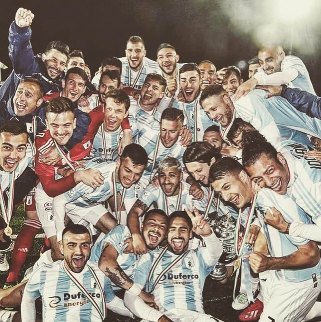 ジュゼッペ・デ・ルカのインスタグラム：「Con il talento si vincono le partite, ma è con il lavoro di squadra e l’intelligenza che si vincono i campionati... WELCOME BACK ⚪️🔵🏆🥇🅱️🅱️🅱️..😉😜🦉」