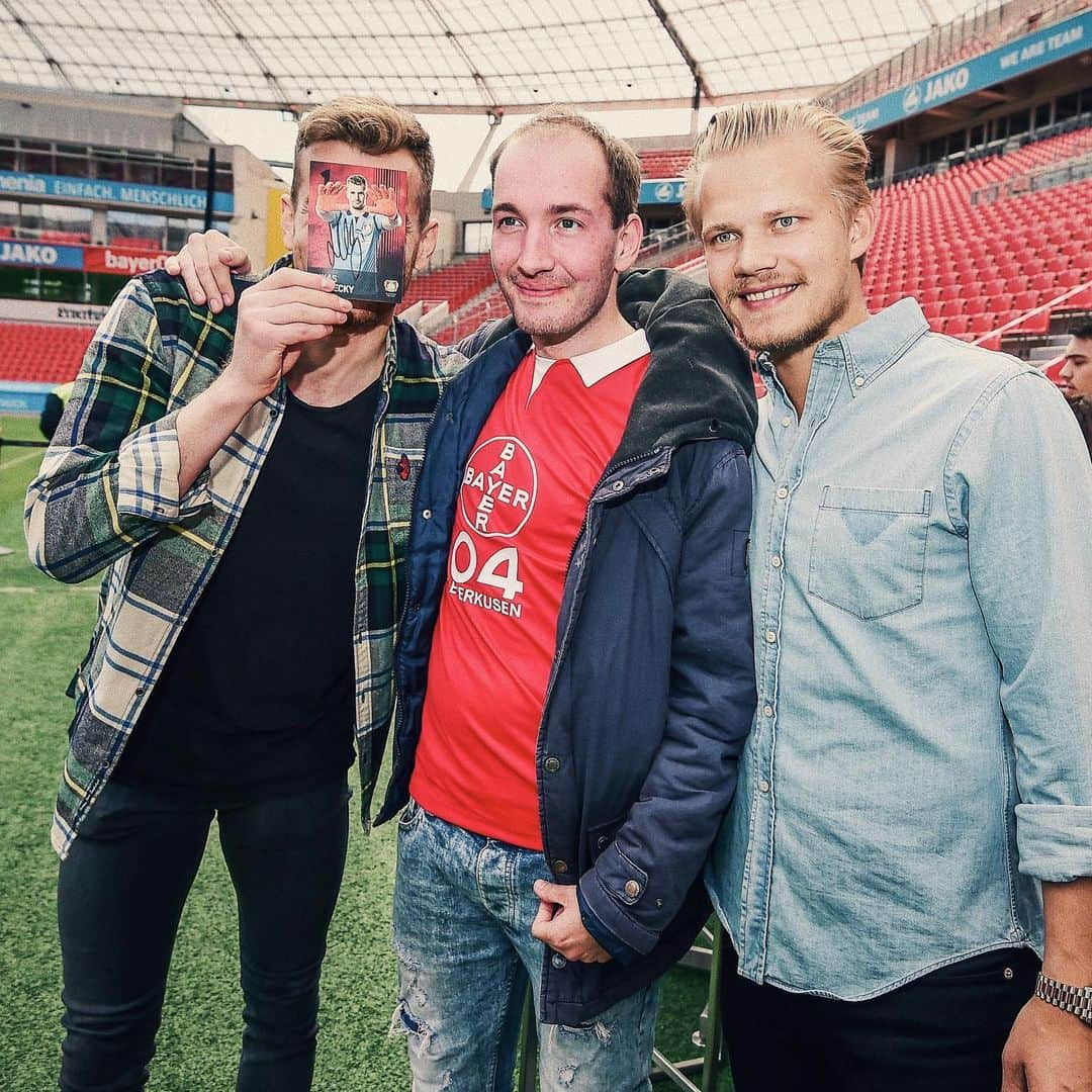 バイエル・レバークーゼンさんのインスタグラム写真 - (バイエル・レバークーゼンInstagram)「So many great memories, so many great stories: Meeting our legends from 40 years #Bundesliga all weekend long! 🖤❤️ #TagderTradition #40JahreBundesliga #Bayer04」5月14日 1時02分 - bayer04fussball