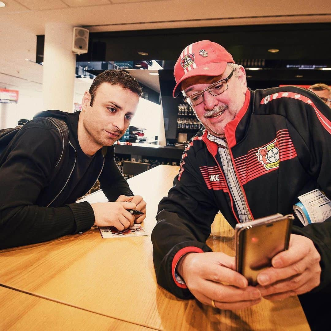 バイエル・レバークーゼンさんのインスタグラム写真 - (バイエル・レバークーゼンInstagram)「So many great memories, so many great stories: Meeting our legends from 40 years #Bundesliga all weekend long! 🖤❤️ #TagderTradition #40JahreBundesliga #Bayer04」5月14日 1時02分 - bayer04fussball