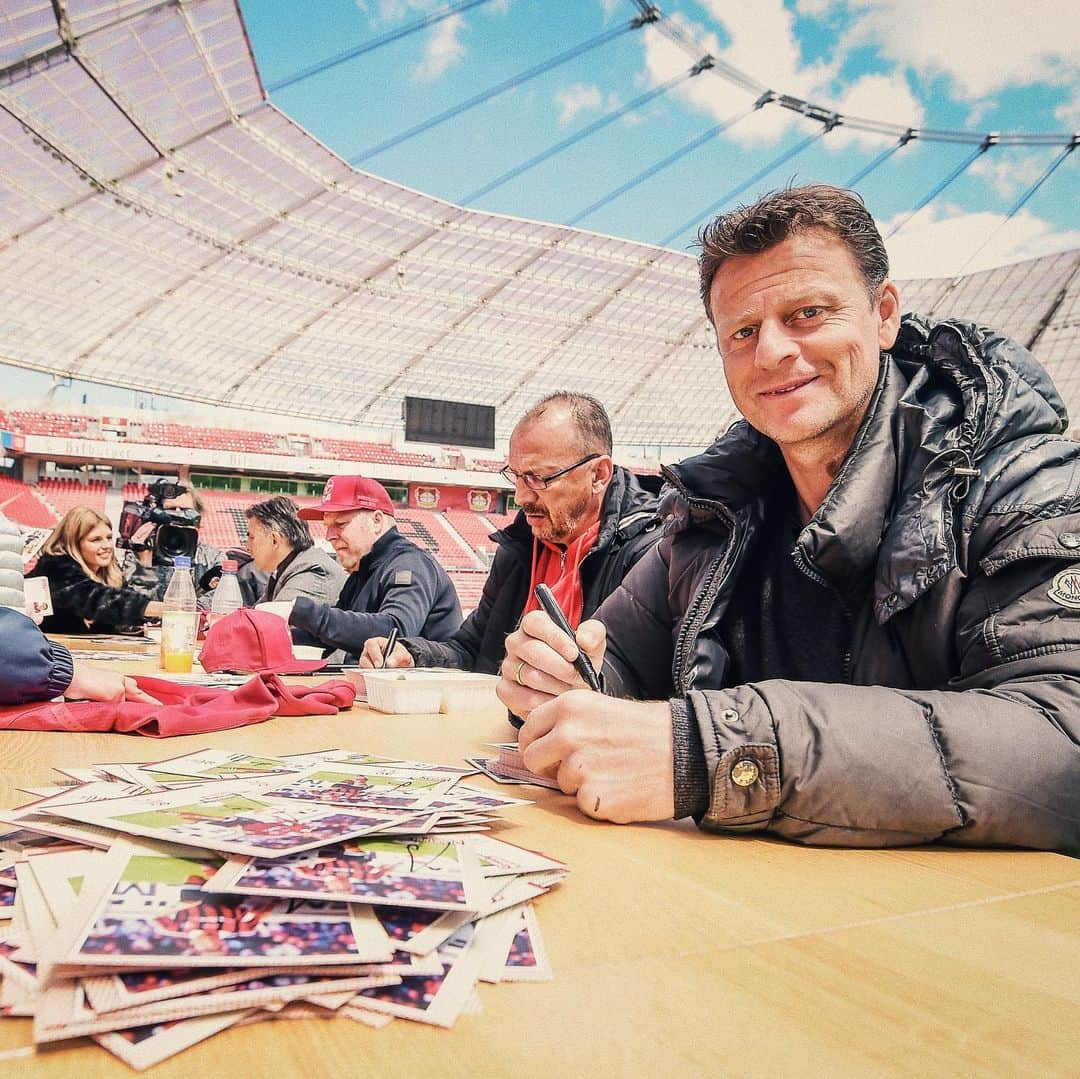 バイエル・レバークーゼンさんのインスタグラム写真 - (バイエル・レバークーゼンInstagram)「So many great memories, so many great stories: Meeting our legends from 40 years #Bundesliga all weekend long! 🖤❤️ #TagderTradition #40JahreBundesliga #Bayer04」5月14日 1時02分 - bayer04fussball