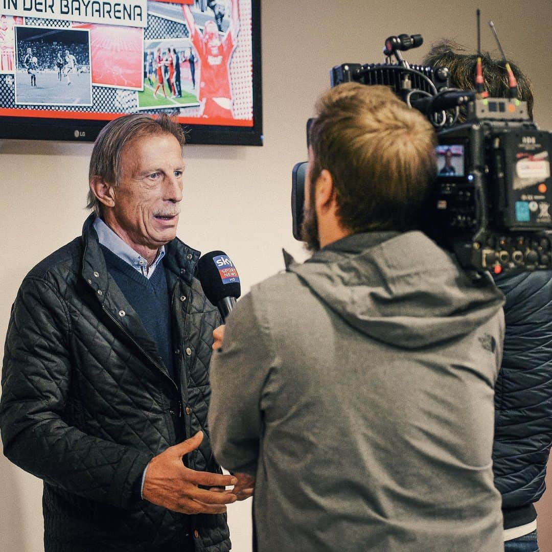 バイエル・レバークーゼンさんのインスタグラム写真 - (バイエル・レバークーゼンInstagram)「So many great memories, so many great stories: Meeting our legends from 40 years #Bundesliga all weekend long! 🖤❤️ #TagderTradition #40JahreBundesliga #Bayer04」5月14日 1時02分 - bayer04fussball