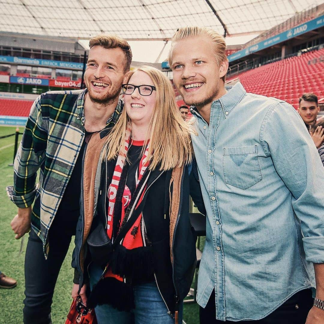 バイエル・レバークーゼンさんのインスタグラム写真 - (バイエル・レバークーゼンInstagram)「So many great memories, so many great stories: Meeting our legends from 40 years #Bundesliga all weekend long! 🖤❤️ #TagderTradition #40JahreBundesliga #Bayer04」5月14日 1時02分 - bayer04fussball