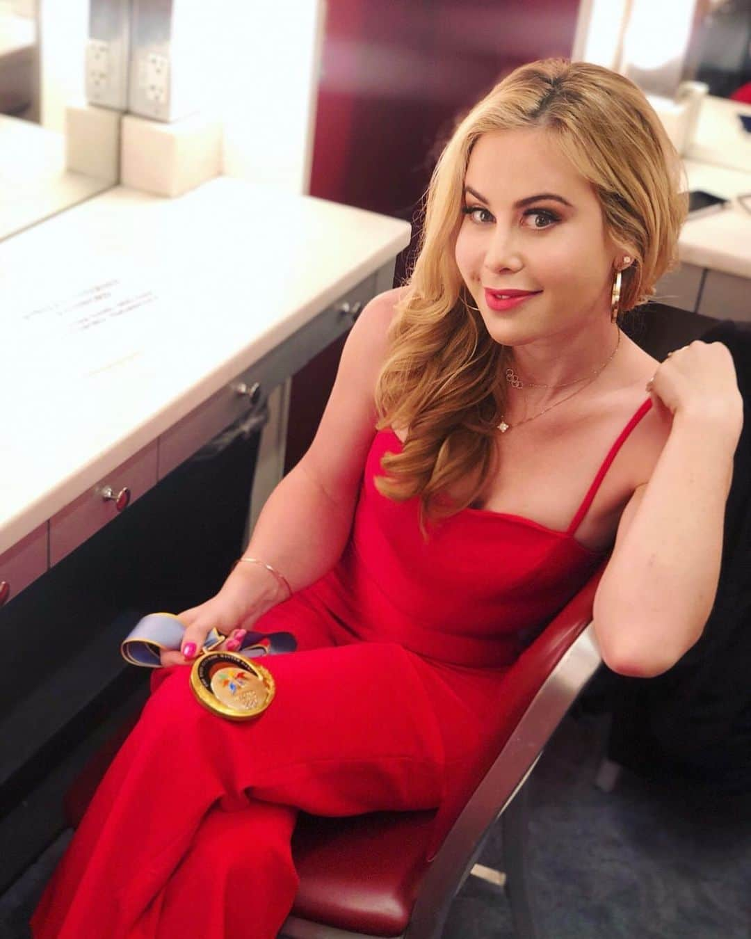 タラ・リピンスキーさんのインスタグラム写真 - (タラ・リピンスキーInstagram)「Oh hey...I haven’t seen you in 15 years.🏅A little reunion with my medal for a very special event! I am hanging with some Olympic legends today at the NBC Upfronts to celebrate the power of women in sports ahead of #toyko2020 @olympics @nbcolympics #olympics」5月14日 1時05分 - taralipinski