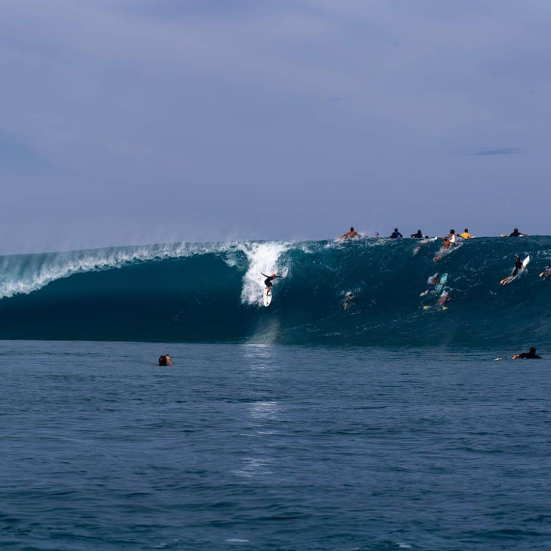 クイックシルバーさんのインスタグラム写真 - (クイックシルバーInstagram)「There’s something crazy about making waves like this. There’s something even crazier about making waves like this look easy. @kaulivaast, right at home at Teahupo’o. 📸 @julien_le_prevost」5月14日 1時06分 - quiksilver