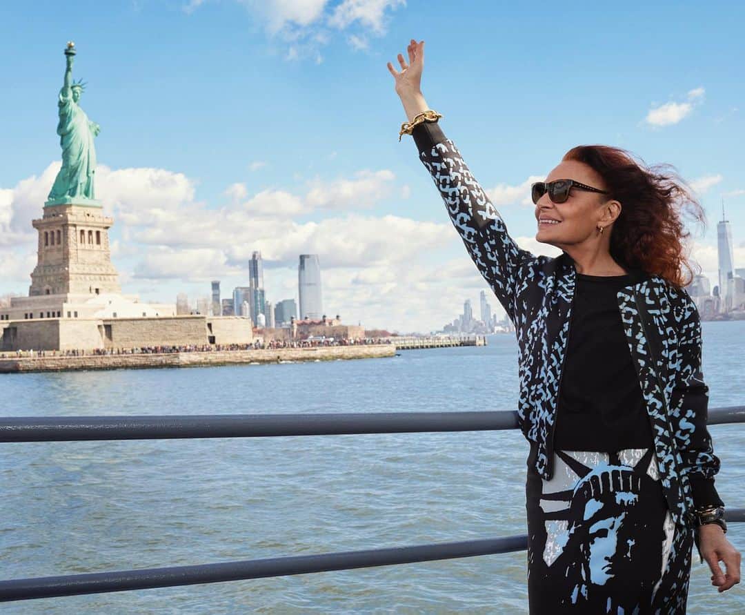 Harper's BAZAARさんのインスタグラム写真 - (Harper's BAZAARInstagram)「@DVF celebrates her immigrant roots in her new role as the fairy godmother of the Statue of Liberty museum. Tap the link in bio to read how the celebrated designer is bringing this new museum to life.  Photography by @alexilubomirski  Styling by @joannahillman  Hair by @michaelsilvahair  Makeup by @hungvanngo  Manicures by @caseynails」5月14日 1時06分 - harpersbazaarus