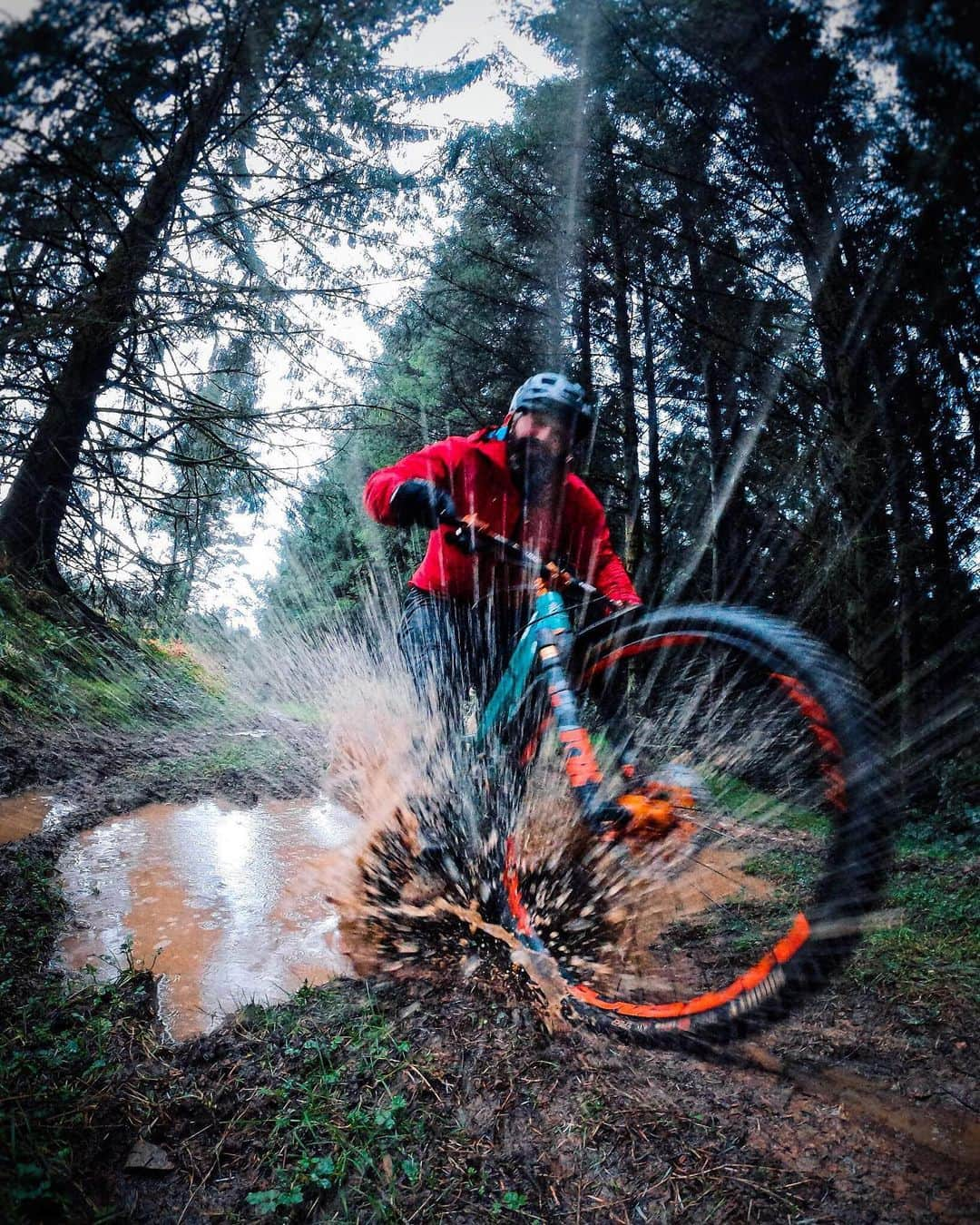 goproさんのインスタグラム写真 - (goproInstagram)「Photo of the Day: Wet wheels in Wales with @owenorange + Burst Photo Mode from #GoProHERO7 Black. • • • @GoProUK #GoProUK #GoProMTB #GoPro #MTB」5月14日 1時18分 - gopro