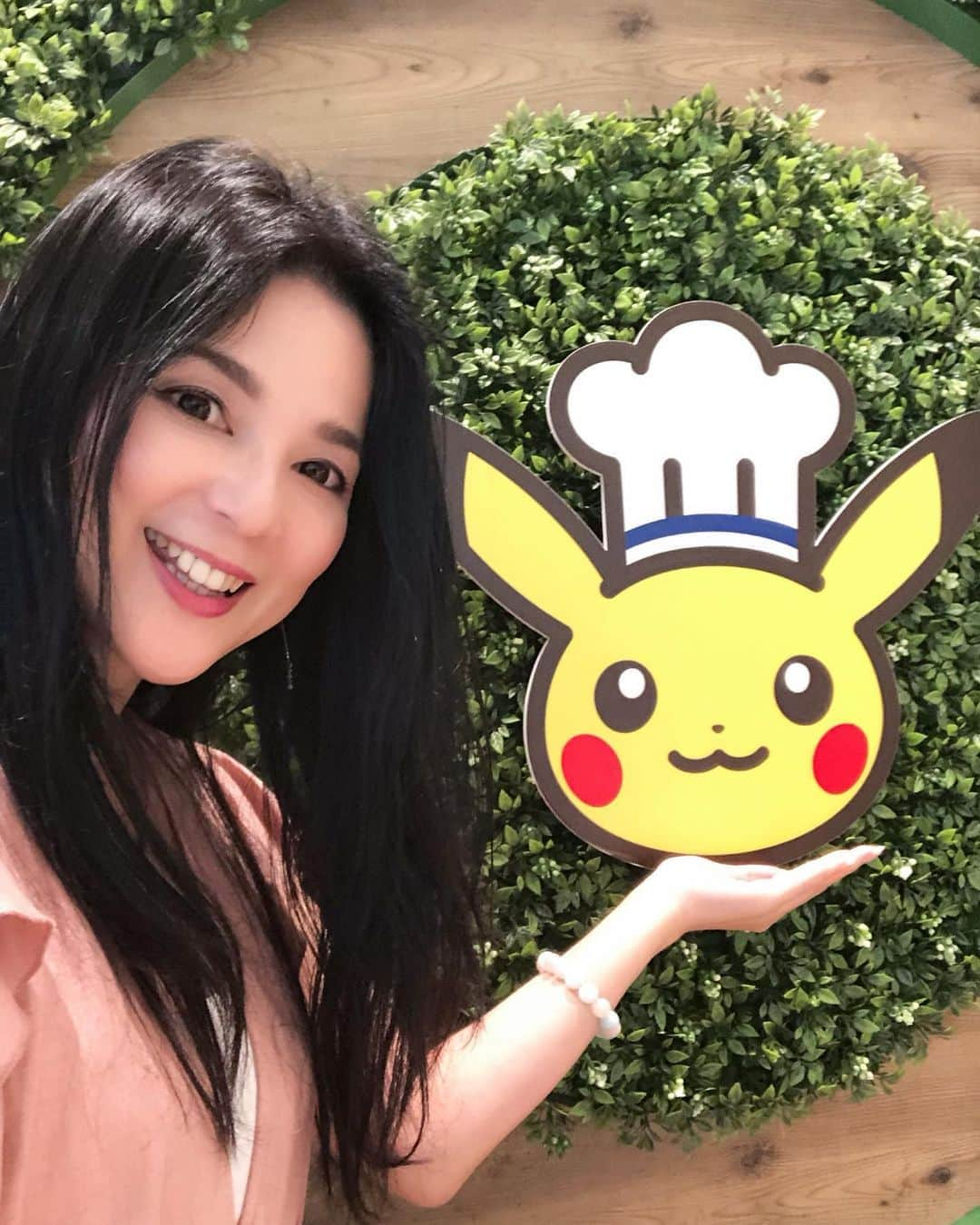 加藤美佐子さんのインスタグラム写真 - (加藤美佐子Instagram)「名探偵ピカチュウをみたら ポケモンカフェがあることを初めて知って 来てみたよ💓 めちゃめちゃ可愛い💓  可愛い店員さんに写真をお願いしたら  ピッピかピー！って言って撮ってくれた 可愛い😆✨ #ポケモンカフェ #名探偵ピカチュウ #日本橋 #ピカチュウ #cafe #可愛い #ピカピカ #pokemon #pikachu #japan #tokyo」5月14日 1時19分 - misako.kato