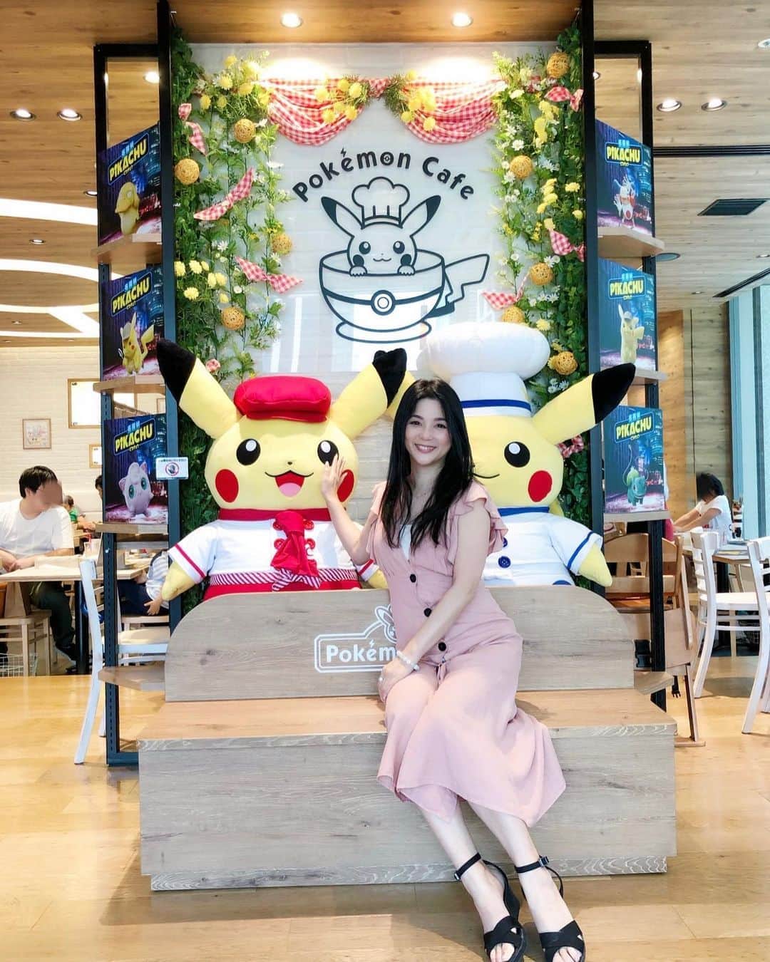 のインスタグラム：「名探偵ピカチュウをみたら ポケモンカフェがあることを初めて知って 来てみたよ💓 めちゃめちゃ可愛い💓  可愛い店員さんに写真をお願いしたら  ピッピかピー！って言って撮ってくれた 可愛い😆✨ #ポケモンカフェ #名探偵ピカチュウ #日本橋 #ピカチュウ #cafe #可愛い #ピカピカ #pokemon #pikachu #japan #tokyo」
