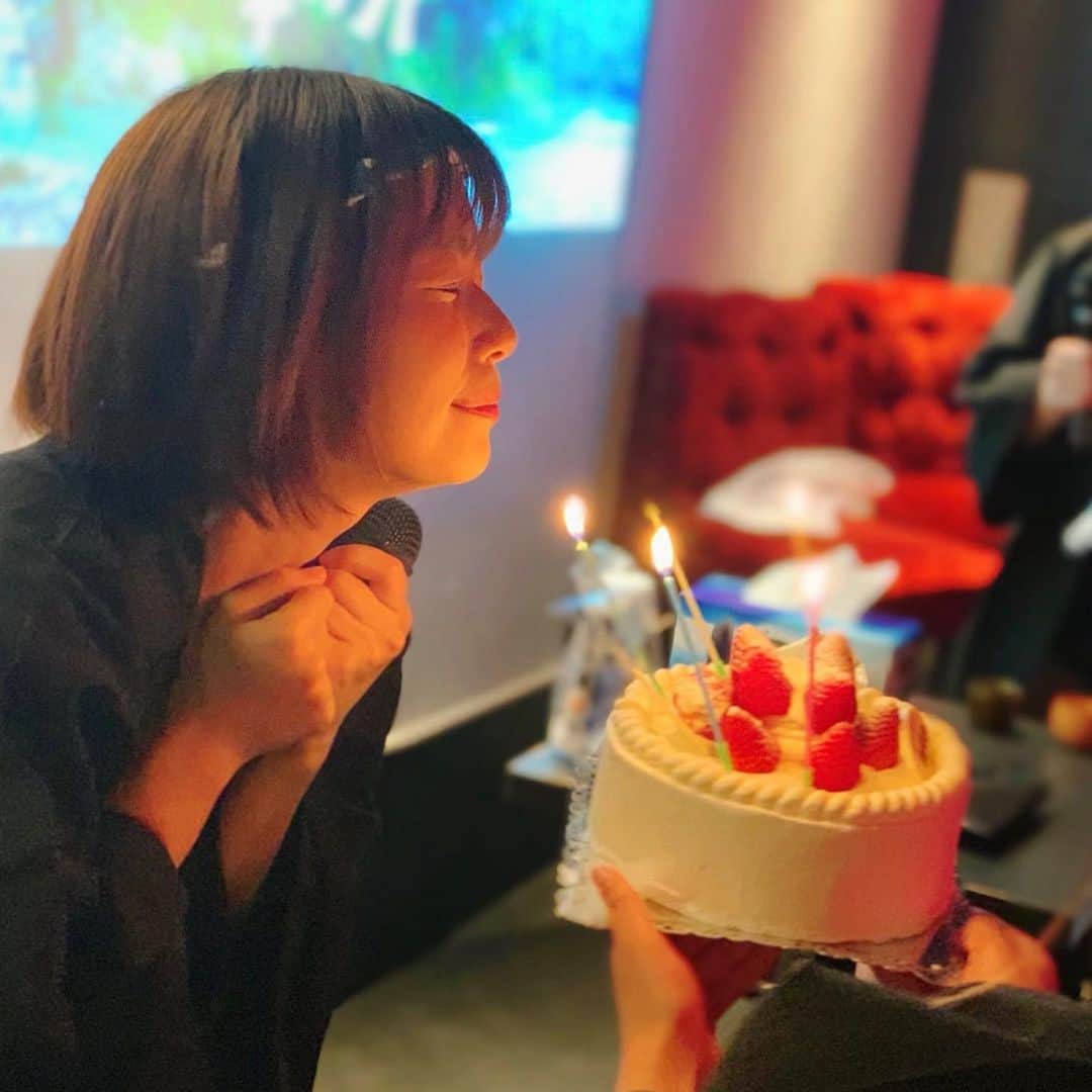 のインスタグラム：「2部ではみんなに誕生日をお祝いしていただきました🎉🎉🎉 始まるまでみんなきてくれるか不安に追いやられていたけれど満員御礼で本当に嬉しかったです❣️最高の誕生日になりました✨ 本当にありがとう💓 #週プレ酒場 #週プレ #誕生日イベント」