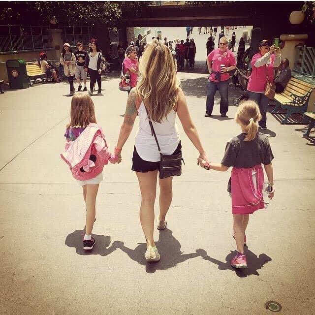 ティーガン・プレスリーのインスタグラム：「I always hate doing things at the moment others do it. So...A day late but my favorite picture of me and my girls.  #teaganpresley #mom #daughters #myloves #disneyland #mothersday」