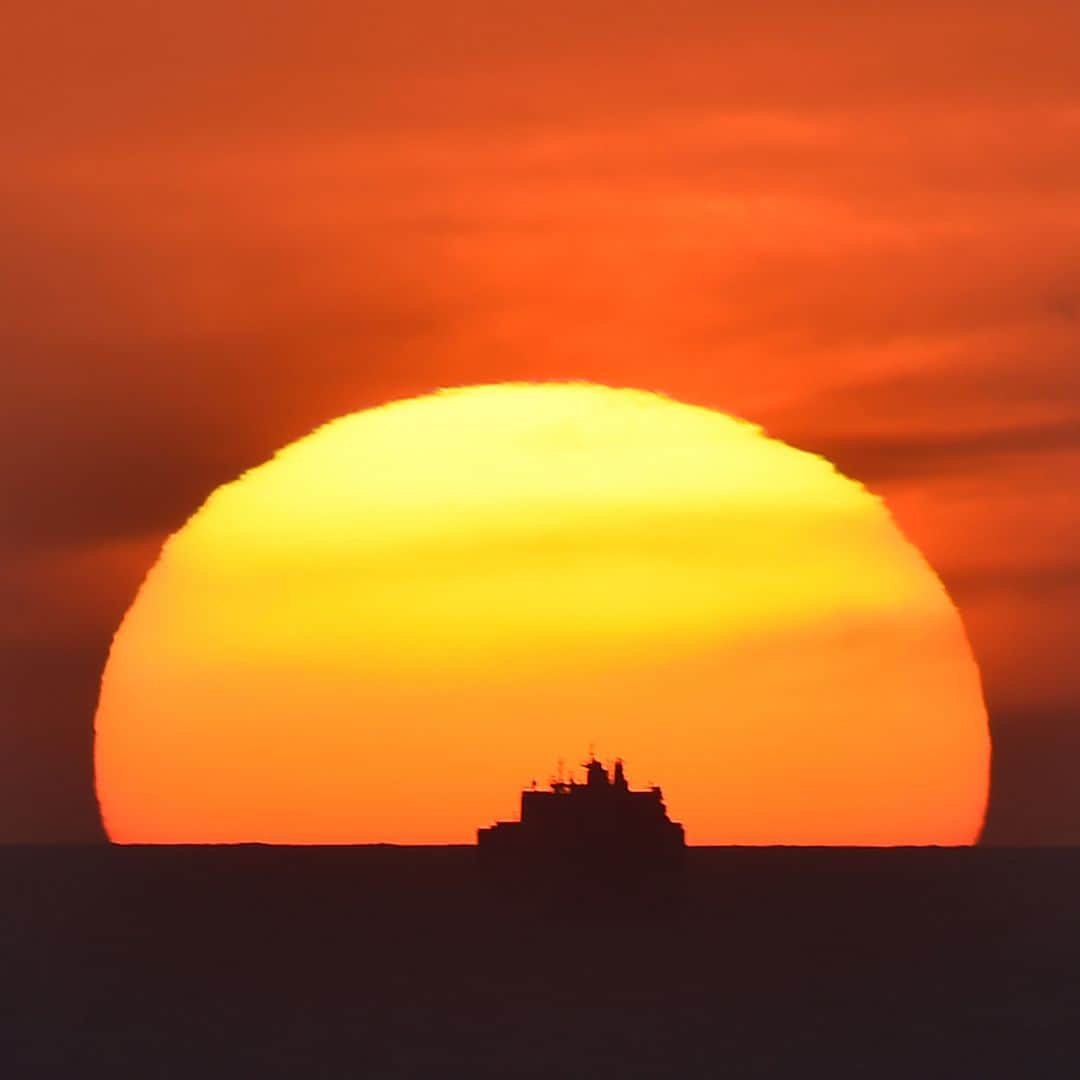 AFP通信さんのインスタグラム写真 - (AFP通信Instagram)「AFP Photo 📷 Jean François Monier - A picture taken on May 9, 2019 shows Saudi cargo ship Bahri Yanbu (C) at sunset waiting to enter the port of Le Havre. French President defended his country's arms sales to Saudi Arabia and the United Arab Emirates on May 9, 2019 as campaigners focused attention on a new shipment set to leave from the northern port of Le Havre. Human rights groups have regularly denounced France for continuing to supply the Gulf states despite allegations of war crimes and civilian deaths during their military operations in neighbouring Yemen.」5月14日 1時25分 - afpphoto