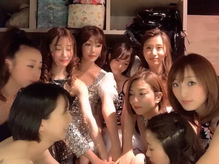 のインスタグラム：「＊ OMORONIHGT Vol.5 S&J BD PARTY🎉✨ 今回で３度目の出演✨✨✨ 最高に楽しかったぁぁぁ♥️ せりちゃんと樹里は 双子みたいに仲良しで 可愛くてっっっ♡ 本当にナイスコンビだなぁ♡ って2人のやりとりを 見るたびほっこりする☺️ これからもそんな2人で居てね☺️ まだ少し早いけど、、 お誕生日おめでとぉぉぉ🎂👩‍❤️‍👩 サプライズも大成功🎉💛 ただ打ち上げ帰りにケーキが 悲惨になると言う 最後の最後まで本当の オモロナイトだったけど🤭笑 ハプニングも 良い思い出だよね😝😝😝✨✨✨ 忘れらない夜をありがとせりちゃん♥️笑 今回もSDN48の楽曲 盛りだくさんでお送りした OMORONIHGT🌙 いかがだったかな？😍😍😍 @omoro_night  #japan#instadaily#instagood#bestoftheday#photography#instagramers#like4like#l4l#follow#followme#tagsforlikes#photo#OMORONIHGT#SDN48#BDParty#Live#Daning#Singing#Sexy#Cute#Lady」