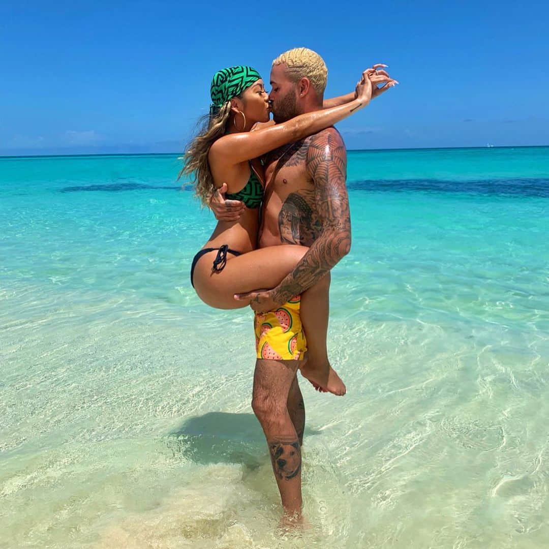 リアン Vのインスタグラム：「My escape 😘🏝 Every year with you just keeps getting better and better. Hope you had an amazing birthday my love💙 @itsdonbenjamin  @foreveruschannel  @sandalsresorts #sandalsresorts #sandalsroyalbahamian」