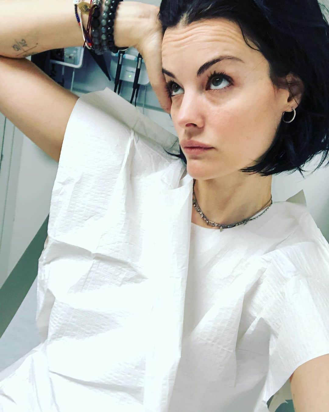 ジェイミー・アレクサンダーさんのインスタグラム写真 - (ジェイミー・アレクサンダーInstagram)「Started a new fashion line. “Hospital Chic On-Fleek” Brought to you by #NYULangone 😌 #yasss #fashion #influencer #imbored #sendhelp」5月14日 1時31分 - jaimiealexander