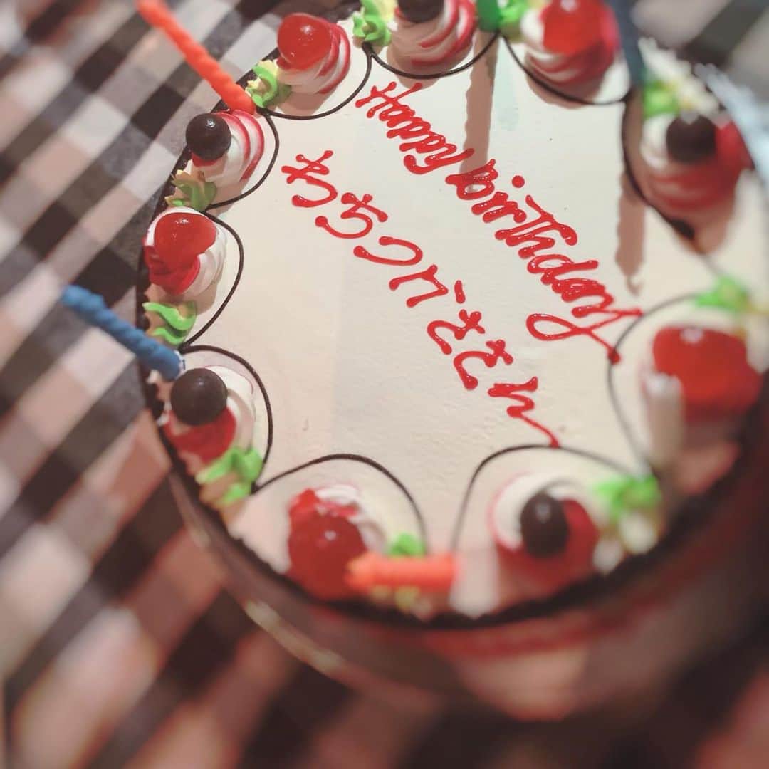 のインスタグラム：「今日から海外ロケです✈️ なんとついたらスタッフさんたちがお誕生日をお祝いしてくださいました😭嬉しい……❣️本当に嬉しいです✨ 今回は初めてのDVDのときの監督さんにお世話になるのですが、当時19歳のときは26歳の今を想像出来てなかっただろうなぁ。笑 こうして笑顔でお仕事できていることに感謝です🙌💕 ・ #サプライズの前に違う人の誕生日祝っててスタッフさんが混乱してた  #そんな和地らしさ #ある意味サプライズ #バリなのに日本語 #さん付け #幸せ #ありがとうございます #明日からロケがんばる」