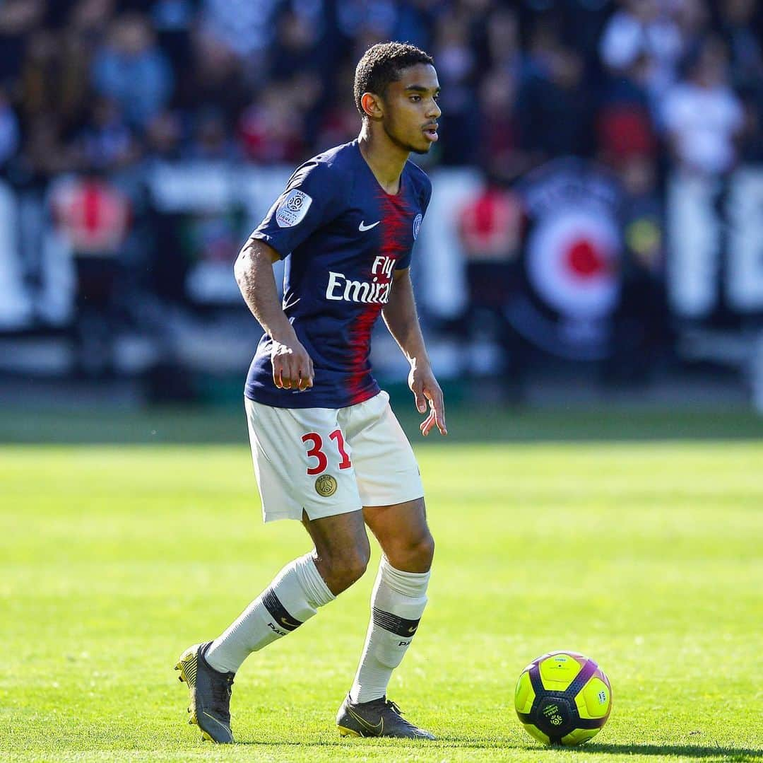 パリ・サンジェルマンFCさんのインスタグラム写真 - (パリ・サンジェルマンFCInstagram)「✊🔴🔵 #TitiParisien . ⚽️ @colin_dagba . #AllezParis #ICICESTPARIS #Paris #Football #Titi #Ligue1 #Dagba #PSG #ParisSaintGermain」5月14日 1時35分 - psg