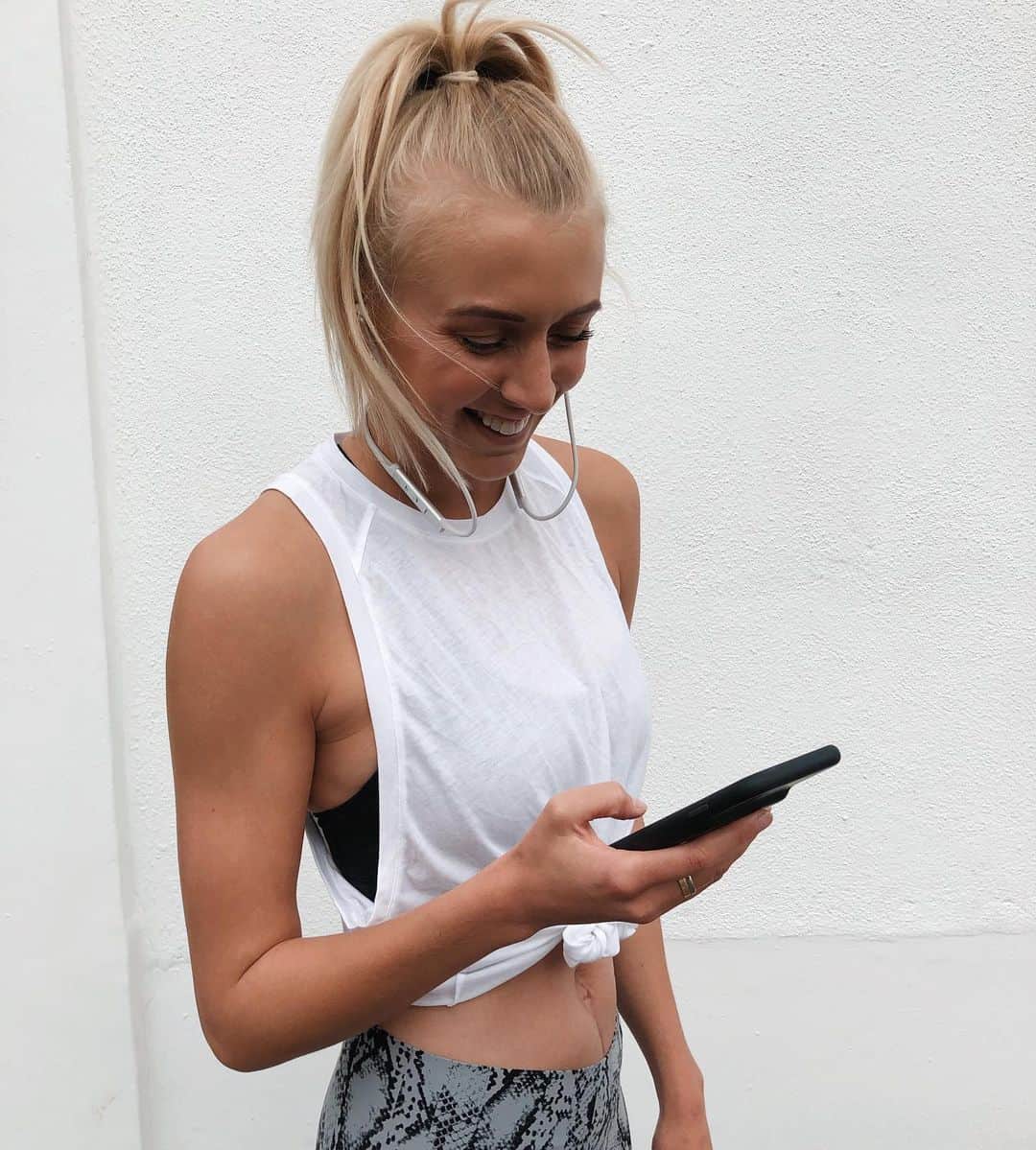 Zanna Van Dijkさんのインスタグラム写真 - (Zanna Van DijkInstagram)「My favourite fitness motivation hack: create a banging playlist which gets you hyped workout! 🎵💪 I used to be the girl who never listened to music in the gym, now I can't keep myself going without it! There is no better feeling than when the beat drops while you're pushing your limits! 💦  Stuck on what to listen to when you train? I've teamed up with @libratone to reveal the science behind creating the perfect workout playlist and, with the help of a professor in sport and exercise psychology, I’ve now got one hell of a workout playlist! Based on my favourite tunes and workout ability, it is packed with energy boosting beats to keep me motivated - I used it this morning wearing my @libratone TRACK + wireless headphones and it was epic! Click the link in my bio to have a listen! 🎧 💖 #libratone #TRACK #freethesound #ad #workout #gymmotivation #gymgirls #girlgains #fitgirls #thesculptguide #stronggirls #fitnessblogger」5月14日 1時39分 - zannavandijk