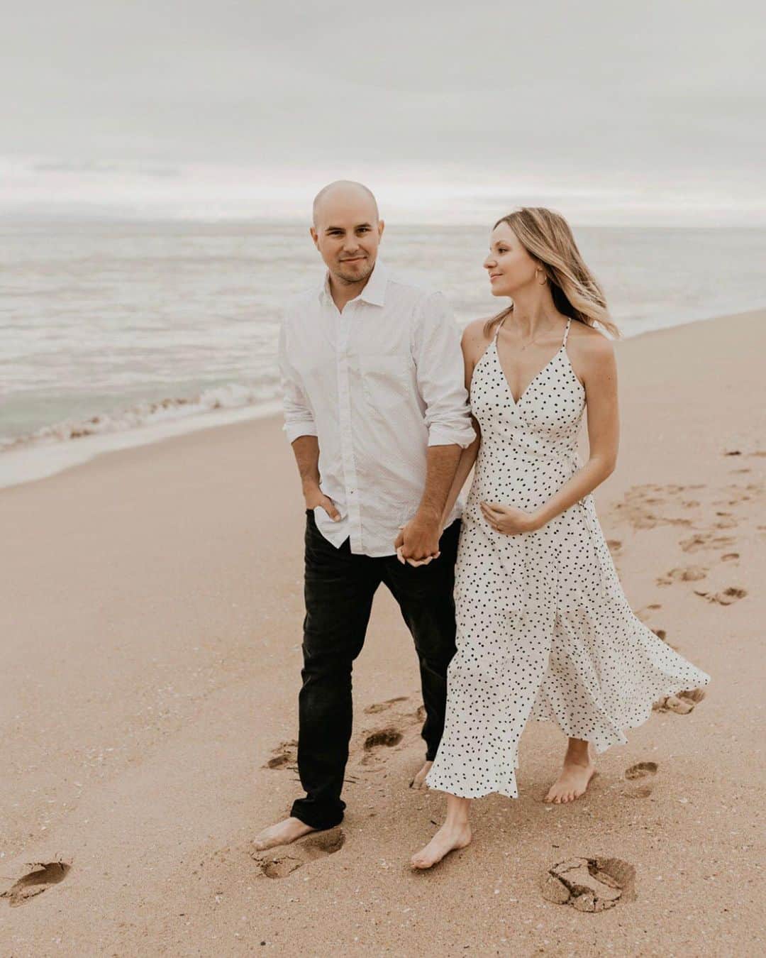 サマンサ・ドロークのインスタグラム：「I can’t believe I get to create a life with you. 👼🏼❤️ #werehalfwaythere #babytomchik #godisgood 📸: @johnpolicarpio」