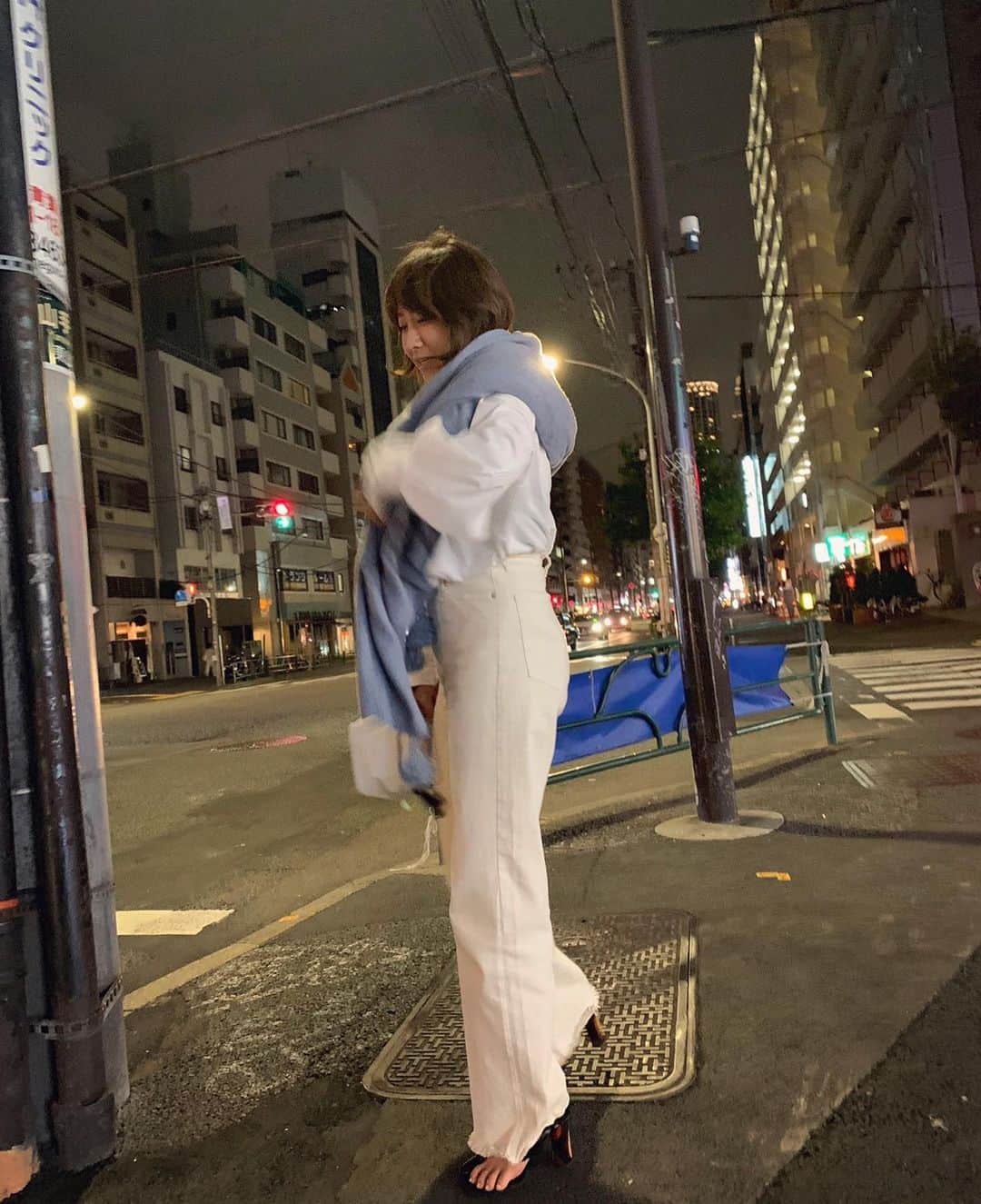 風間ゆみえのインスタグラム：「全身白のコーディネートの今日はよく褒められた〜.♩“. 着心地の良い柔らか素材のトップスと、裾がフリンジになっているホワイトデニム @stylings_official @stylings_snap  ストール #mylan シューズ @celine  バッグ @plan_c_official  #yumie_k_style」