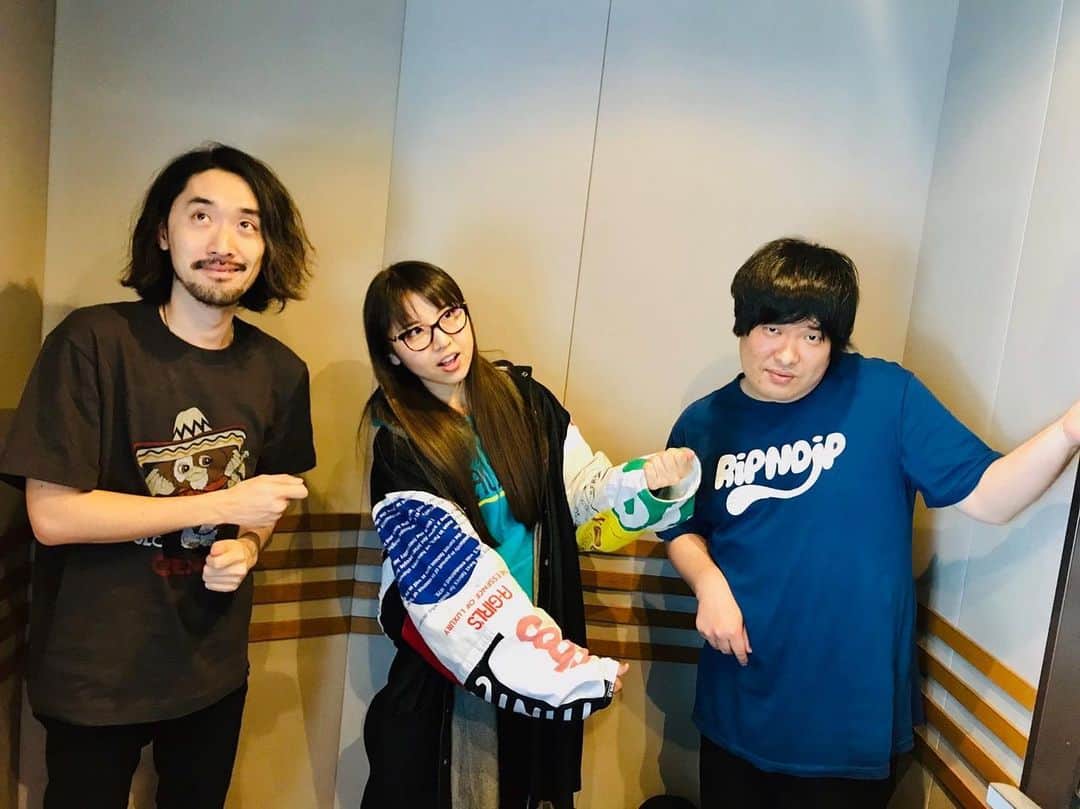 阿部真央のインスタグラム：「岡崎体育さんのラジオで、体育さんと、夜ダンの鈴鹿さんと、マネージャー松下さんとめちゃくちゃ楽しくお話しさせてもらいました。 今週金曜日オンエアです。 是非聴いてね✨  α-station「Okazaki Radio Channel」 5/17(金) 22:00〜23:00放送  #岡崎体育 #夜の本気ダンス #FM京都 #阿部真央」