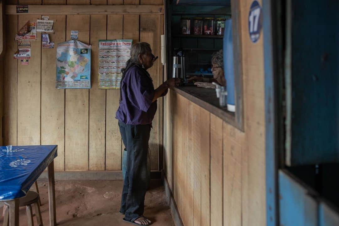 ルモンドさんのインスタグラム写真 - (ルモンドInstagram)「Au départ, le photographe @AvenerPrado devait se rendre seul avec notre journaliste Nicolas Bourcier dans le village de Raoni, en Amazonie. Le grand chef indien ne devait pas être là. Il avait déjà donné au « Monde » une interview à Brasilia quelques semaines auparavant. Et puis, pour une raison inconnue, il a voulu les accompagner. Le trajet a duré huit heures, six heures de route cahoteuse et boueuse, deux heures de barque à moteur. Un aller-retour initiatique entre les champs de maïs transgéniques et l’Amazonie mythique. Voyager aux côtés de Raoni, c’est un peu remonter le fil du temps, prendre la mesure des choses, toucher d’un doigt une nature luxuriante d’un côté et malmenée de l’autre. Pour lire le reportage, cliquer sur le lien dans notre bio. - 1 : Le 20 avril, au supermarché Atacado Machado de Matupà (Bresil) le chef Raoni a acheté du poulet congelé, du saucisson au poulet, du riz, du café, du sucre, des briquets et du tabac avant de rentrer à son village. 2 : Avant la réserve Kayapo, les champs de maïs ou de soja transgénique s’étendent à perte de vue. 3 : Le chef Raoni salue une connaissance dans une des petites échopes le long la voie rapide MT-322. 4 : Les revenus de l’exploitation du bac qui relie les deux rives du rio Xingu reviennent aux Kayapos. 5 : Le partage des produits manufacturés aux villageois de Metuktire. Le chef Raoni Metuktire se dit préoccupé par les jeunes générations. « Les jeunes indiens s’éloignent de leur culture, ils ne veulent plus vivre comme les anciens, ils veulent leur téléphone, boire et dépenser l’argent » lâche-t-il. - Photos : Avener Prado (@avenerprado) #PourLeMonde」5月14日 1時59分 - lemondefr