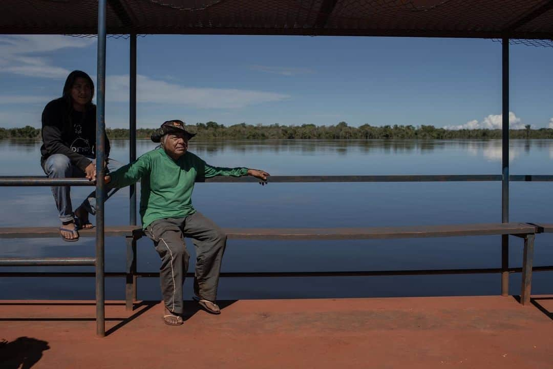 ルモンドさんのインスタグラム写真 - (ルモンドInstagram)「Au départ, le photographe @AvenerPrado devait se rendre seul avec notre journaliste Nicolas Bourcier dans le village de Raoni, en Amazonie. Le grand chef indien ne devait pas être là. Il avait déjà donné au « Monde » une interview à Brasilia quelques semaines auparavant. Et puis, pour une raison inconnue, il a voulu les accompagner. Le trajet a duré huit heures, six heures de route cahoteuse et boueuse, deux heures de barque à moteur. Un aller-retour initiatique entre les champs de maïs transgéniques et l’Amazonie mythique. Voyager aux côtés de Raoni, c’est un peu remonter le fil du temps, prendre la mesure des choses, toucher d’un doigt une nature luxuriante d’un côté et malmenée de l’autre. Pour lire le reportage, cliquer sur le lien dans notre bio. - 1 : Le 20 avril, au supermarché Atacado Machado de Matupà (Bresil) le chef Raoni a acheté du poulet congelé, du saucisson au poulet, du riz, du café, du sucre, des briquets et du tabac avant de rentrer à son village. 2 : Avant la réserve Kayapo, les champs de maïs ou de soja transgénique s’étendent à perte de vue. 3 : Le chef Raoni salue une connaissance dans une des petites échopes le long la voie rapide MT-322. 4 : Les revenus de l’exploitation du bac qui relie les deux rives du rio Xingu reviennent aux Kayapos. 5 : Le partage des produits manufacturés aux villageois de Metuktire. Le chef Raoni Metuktire se dit préoccupé par les jeunes générations. « Les jeunes indiens s’éloignent de leur culture, ils ne veulent plus vivre comme les anciens, ils veulent leur téléphone, boire et dépenser l’argent » lâche-t-il. - Photos : Avener Prado (@avenerprado) #PourLeMonde」5月14日 1時59分 - lemondefr