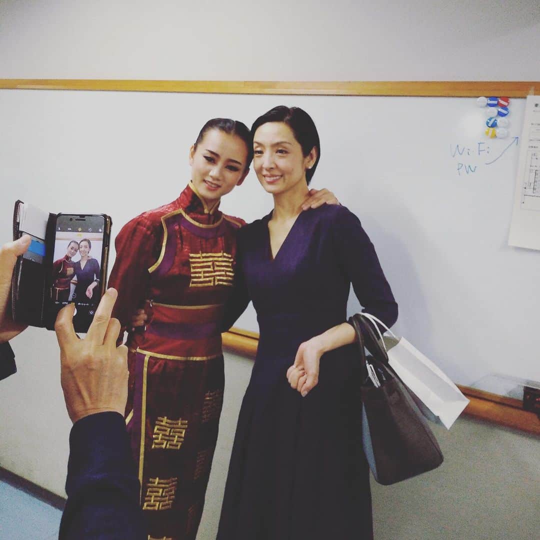 草刈民代さんのインスタグラム写真 - (草刈民代Instagram)「5月10日（私の誕生日でした😁） #中国中央バレエ団 #赤いランタン〜紅夢〜 #上野文化会館  一緒に写っているのは  #ワン・チーミン さん #リー・チュン さん  お二人は2度、私のプロデュース公演に出演してくれました。  #ローラン・プティ 氏のお気に入りのダンサーたち。  この日はチーミンちゃんの主演公演。彼女の踊りを観るのは10年ぶりです。  流れるような美しい動きはさらに磨きがかかり、風格が増して円熟した素晴らしいバレリーナになっていました。  本当に嬉しい再会！  リー君はもう振り付けをしたりして、徐々に踊らなくなっているようです。そんな話を聞くと、時間の流れを感じます。  2006年の頃の写真も見てみてください！ 懐かし〜 二人とも、可愛い‼️ #luigibonino  #lienzchang #raimondorebeck  #altankhuyagdugarai #tamiyokusakari #草刈民代」5月14日 1時59分 - tamiyo_kusakari_official