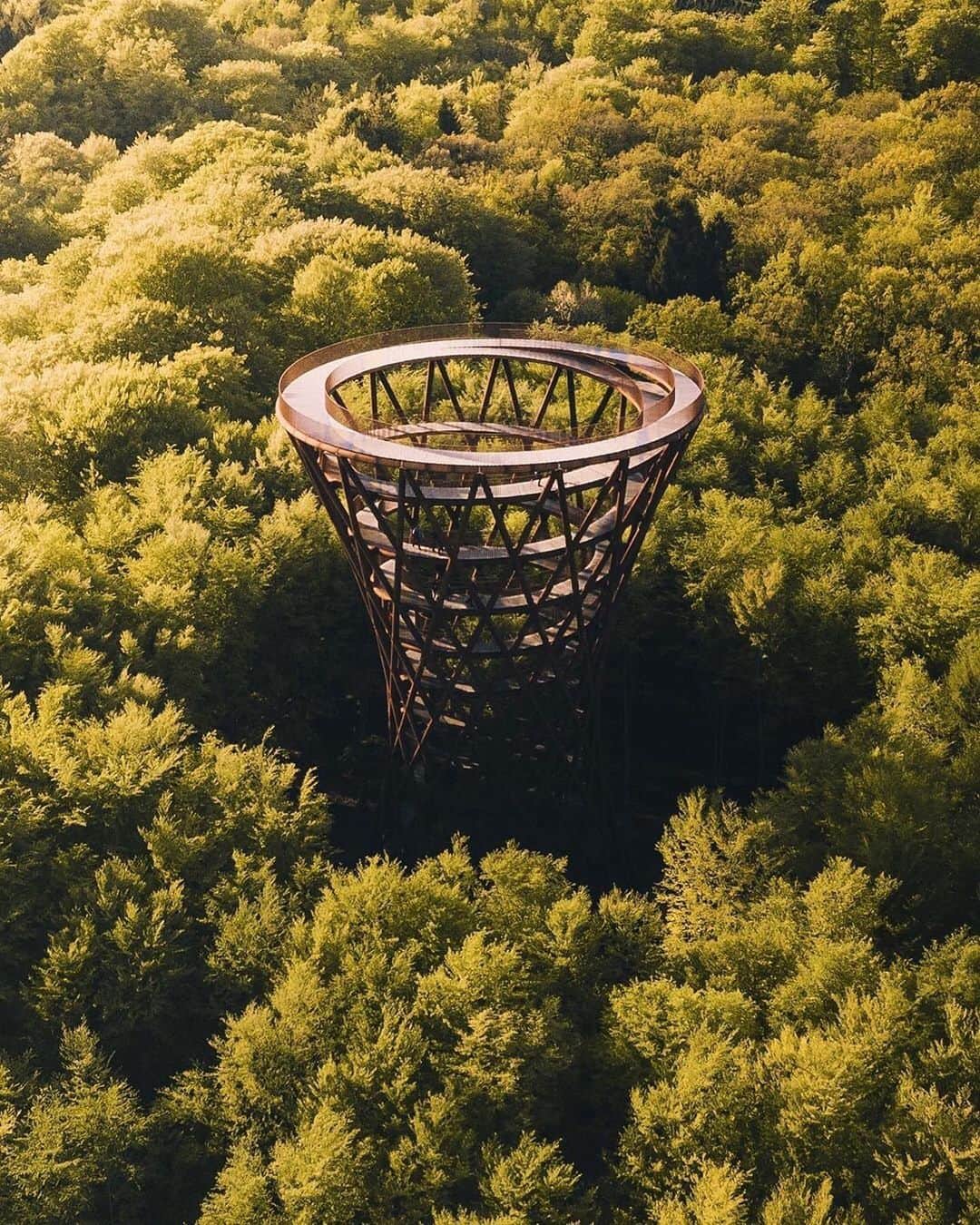Travel + Leisureさんのインスタグラム写真 - (Travel + LeisureInstagram)「This new spiral path in the middle of the forest lets you walk among the treetops in Denmark 😍 Read all about it at our link in bio! #tlpicks courtesy of @erubes1」5月14日 1時59分 - travelandleisure