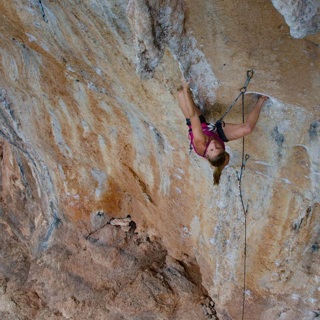 カタリーナ・ザーヴァインさんのインスタグラム写真 - (カタリーナ・ザーヴァインInstagram)「Ready to get pumped in Ibiza! 😀🙌💪 . Pic by @tobias_lanzanasto  #climbing #rockclimbing #itsgreatoutthere #accesstheinaccessible #foryourmountain」5月14日 2時00分 - katha_saurwein