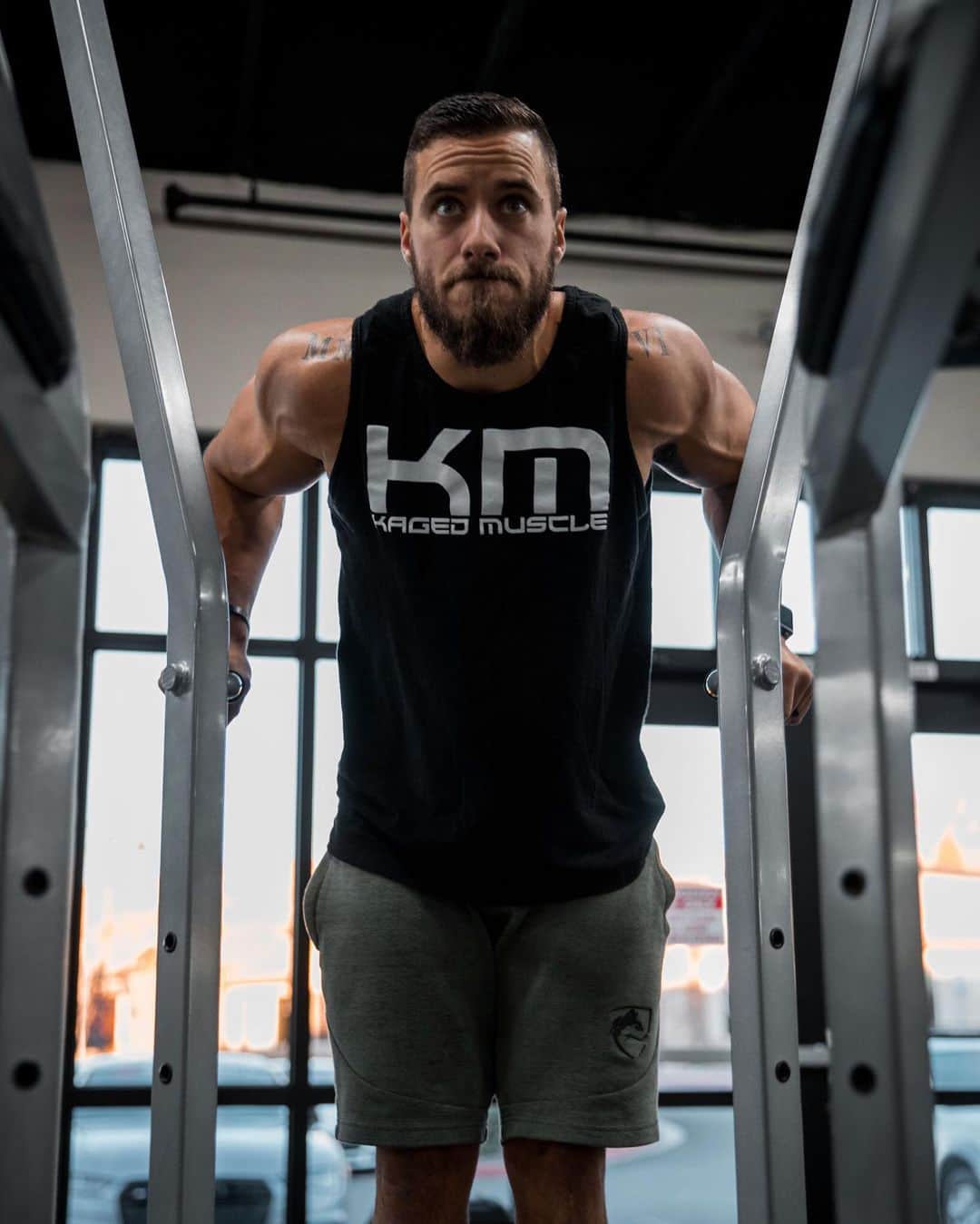 ジェイコブ・ダルトンのインスタグラム：「Who hit the gym already this Monday morning? ☝🏼 I am taking over the @kagedmusclesupps IG stories today so go over there and check out my workout this morning 💪🏼 SMASH YOUR MONDAY 💯 📸 @bigvicmedia」